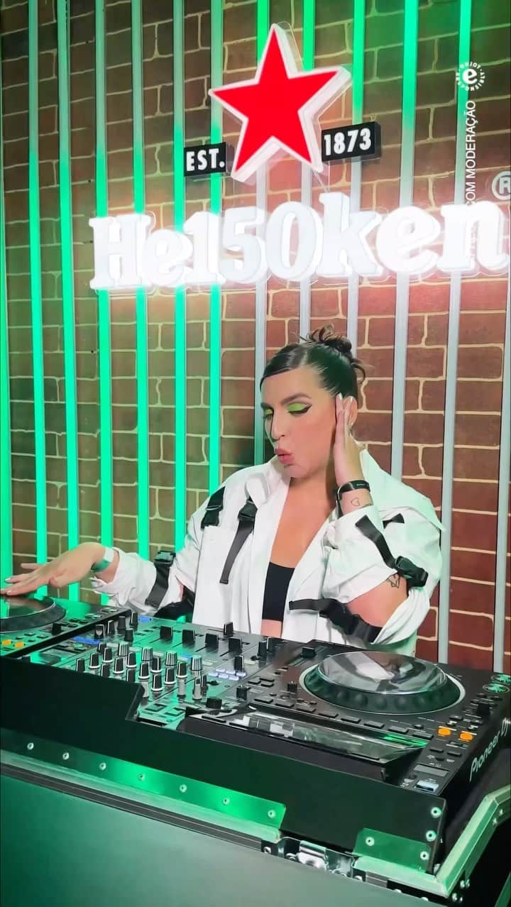 Bruna Unzuetaのインスタグラム：「Quem nunca? 😏 Mas com a @heinekenbr ficou impossível não curtir esse festival incrível, foi simplesmente uma coleção de good times inesquecíveis e todos acompanhada dela, a verdinha mais famosa do Brasil. #apreciecommoderacao #HeinekennoThetown」