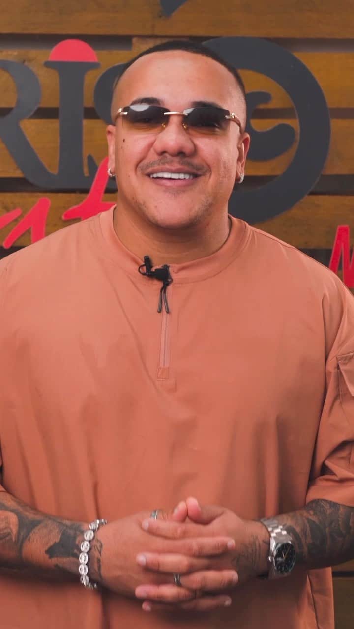 Sorriso Marotoのインスタグラム：「Pode colar, Vitinhooo. 🤩  Nossa história se mistura em vários momentos e é uma grande satisfação ver sua carreira crescendo e saber que estamos no caminho certo.   Bora mostrar esse som incrível pra galera no dia 14 de Setembro (quinta), Sorriso Eu Gosto No Pagode - Parte 1, estamos juntos moleque! 👊🏽」