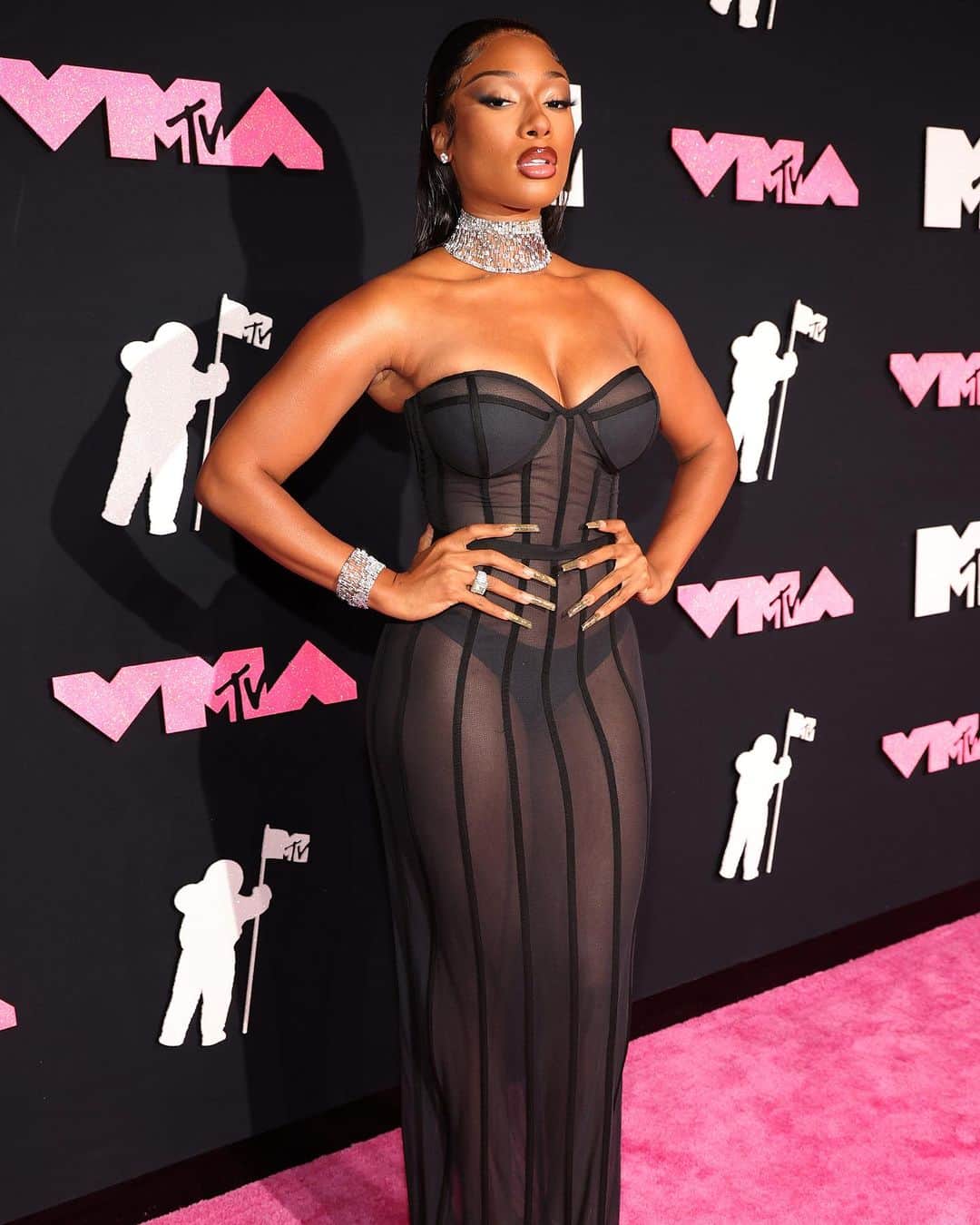 ELLE Magazineのインスタグラム：「#MeganTheeStallion brought a little heat to the MTV #VMAs. 🔥 Link in bio for more on her custom @brandonblackwoodnyc corset gown.」