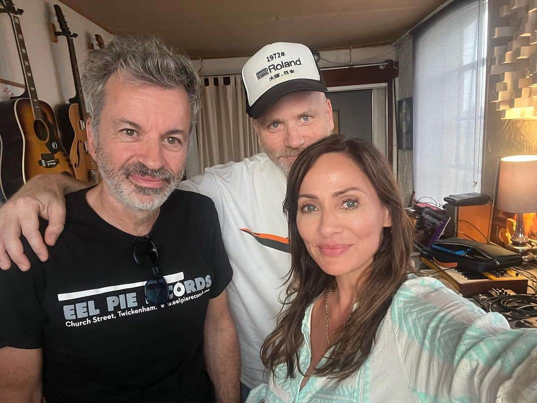 ナタリー・インブルーリアのインスタグラム：「That feeling you get after you write a tune you love!! Blessed to make music … and to do it with people I love. Thanks for another fun session @myriotmusic 💜」