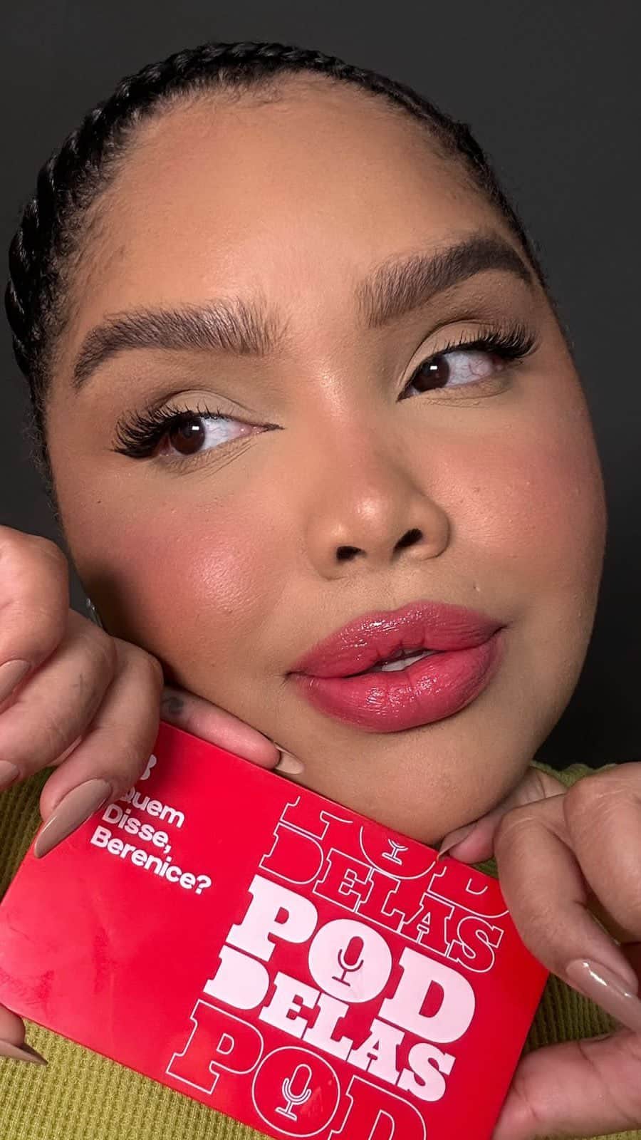 quem disse, berenice?のインスタグラム：「alguém aqui tá louquinha de curiosidade pra ver como os produtos da coleção #QDBComPodDelas ficam na pele? a @angelic4silva mostra tudinho pra vc! 😉 ❤  #PraTodosVerem: o post é um vídeo da influenciadora Angélica Silva mostrando e experimentando a nova collab com o Poddelas. Fim da descrição.」