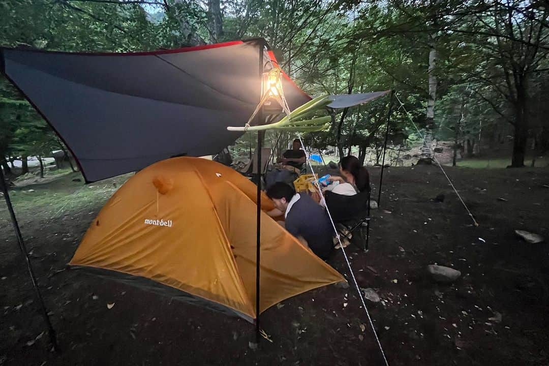 義村萌さんのインスタグラム写真 - (義村萌Instagram)「2023.08.18  小川山  小川山レイバックとキツネ岩 前日ビシャビシャに雨が降っていたので乾きのよい小川山レイバックとキツネ岩。  よたきつねは花崗岩らしいルートで、シビアな足運びがとてもおもしろかった。 チャッカリどん兵、スポートルートも楽しみ、フォックストンネルでチムニーも楽しみ、満喫した1日でした。  いちご農家氏が映えすぎてて、いちご農家氏を映えさせるのが最近の趣味です。  📸 @climberhey317  🤍 @jyarashi_koubou   #climbing #小川山」9月13日 7時26分 - moe.yoshimura