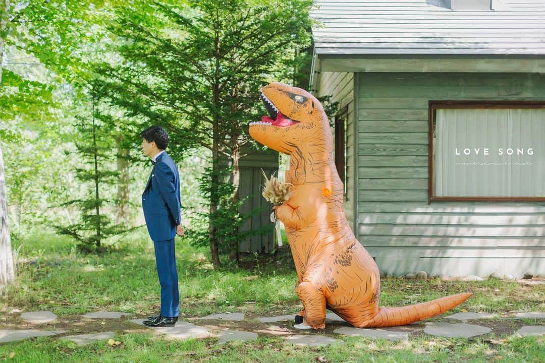 STUDIO SOLAのインスタグラム：「ファーストミートは、恐竜で。 ファンがついていて、自動で空気が入って膨れあがる優れもの。  楽しい時間と素敵な体験を、 ありがとうの気持ちです。  9月は9/15〜9/30、 美瑛に滞在しております◎  たくさんのおふたりと素敵な出会いがあることを、 楽しみにしております🍀  撮影のご指名も、お待ちしております◎  Photographer : @kei.deco.ph   毎年大好評の 北海道スタジオSOLAが 2023年は6月〜10月で期間限定OPEN🌻 ⁡ 詳しくは最寄りの店舗までお電話またはメールにて お気軽にお問い合わせ下さい☺️ ⁡ デコルテ公式アカウント ▷▷ @decollte_weddingphoto ⁡ スタジオアクアSOLA ▷▷ @studiosola_hokkaido  ⁡ ⁡ #d_weddingphoto #デコルテフォト #スタジオソラ #美瑛前撮り　 #スタジオSOLA #北海道ウェディング　 #撮る結婚式 #紅葉前撮り　 #ウェディングフォト #フォトウェディング #フォトスタジオ #花嫁 #プレ花嫁 #卒花嫁　 #関東花嫁 #リゾートウェディングフォト #花嫁準備 #前撮り #道産子花嫁さんと繋がりたい  #道産子花嫁  #結婚式準備  #ヘアメイク #洋装前撮り 　 #ドレス試着 #北海道前撮り  #ウェディングフェア #プレ花嫁さんと繋がりたい #全国のプレ花嫁さんと繋がりたい #日本中のプレ花嫁さんと繋がりたい」