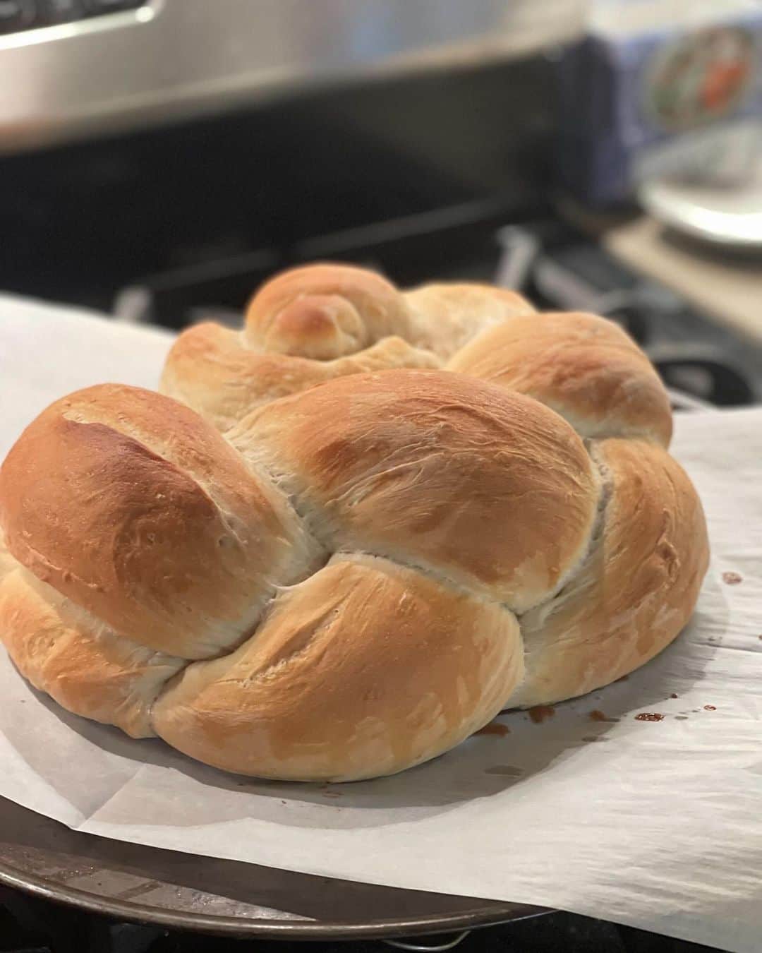 メイム・ビアリクのインスタグラム：「Before and after challah and pletzlach from yesterday’s Live with the incomparable @adeenasussman. I neglected to roll the pletzlach as thin as Adeena suggested, so it’s more of an onion board than crackers but looks yummy !!! Check out yesterday’s Live if you haven’t already, and especially check out Adeena’s beautiful new cookbook, SHABBAT!」