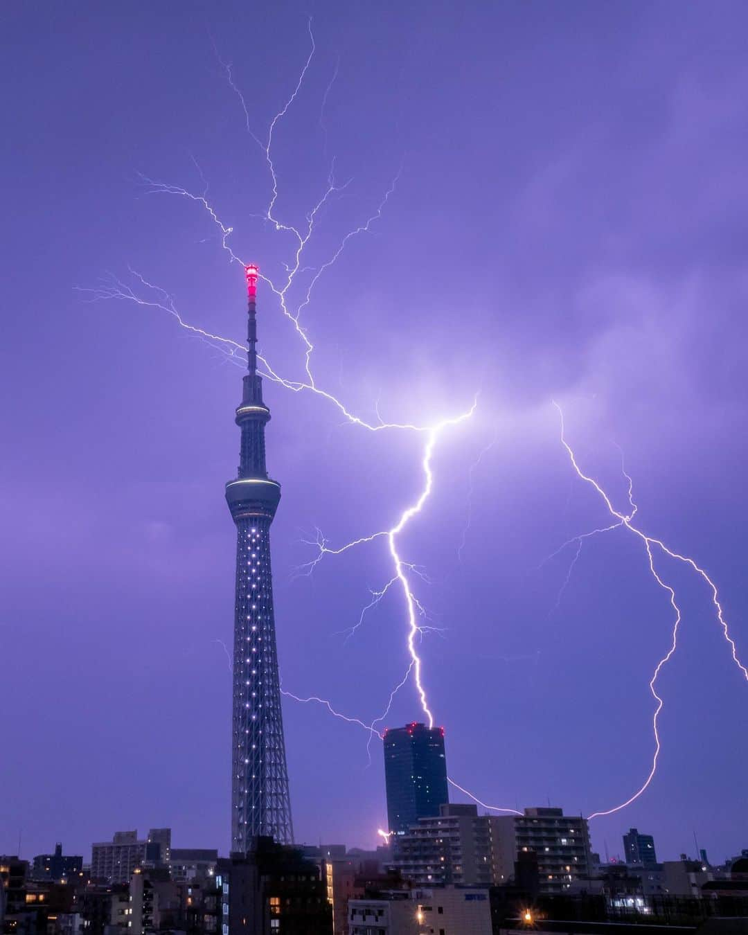 墨田区さんのインスタグラム写真 - (墨田区Instagram)「スカイツリーに落雷🗼⚡☁️!!?  すみだの夜空に突如として現れた稲妻の姿は、圧巻の一言。 夜空を照らす稲妻の光が、スカイツリーのシルエットを浮き立たせています🌃 ⚡  カメラを構えた約1時間の間に、捉えることができた雷は3回⏳🌩️ その一瞬の美しさと力強さに、まさに心打たれます🌟🌆  撮影者: #すみだカメラ部10選 @somedsoon    #墨田区#すみだ#sumida#東京#tokyo#わたしのすみだ自慢#これもすみだのシティプロモー ション#スカイツリー #東京 #落雷 #雷 #雷鳴 #夜空 #稲妻 #都市の夜 #夜景 #写真撮ってる人と繋がりたい #东京晴空塔#도쿄스카이트리 #tokyoskytree」9月15日 19時00分 - sumida_official