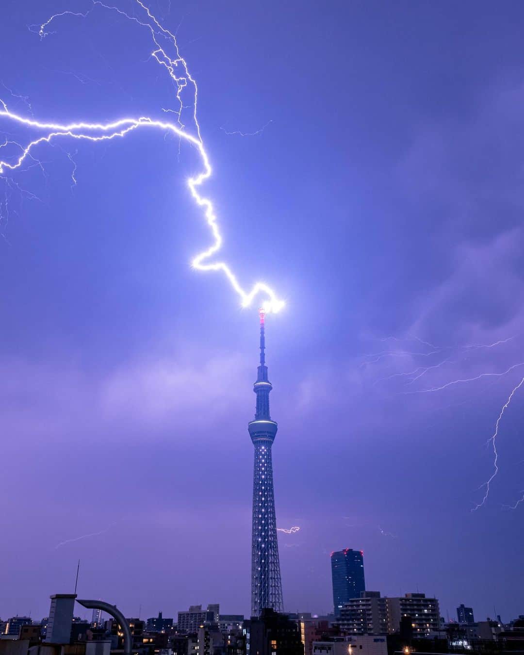 墨田区さんのインスタグラム写真 - (墨田区Instagram)「スカイツリーに落雷🗼⚡☁️!!?  すみだの夜空に突如として現れた稲妻の姿は、圧巻の一言。 夜空を照らす稲妻の光が、スカイツリーのシルエットを浮き立たせています🌃 ⚡  カメラを構えた約1時間の間に、捉えることができた雷は3回⏳🌩️ その一瞬の美しさと力強さに、まさに心打たれます🌟🌆  撮影者: #すみだカメラ部10選 @somedsoon    #墨田区#すみだ#sumida#東京#tokyo#わたしのすみだ自慢#これもすみだのシティプロモー ション#スカイツリー #東京 #落雷 #雷 #雷鳴 #夜空 #稲妻 #都市の夜 #夜景 #写真撮ってる人と繋がりたい #东京晴空塔#도쿄스카이트리 #tokyoskytree」9月15日 19時00分 - sumida_official