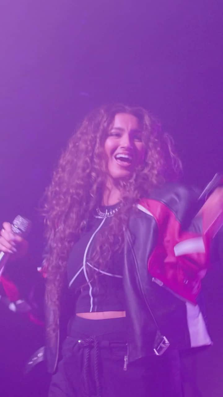 のインスタグラム：「TORONTO🇨🇦 what an incredible way to kick off the tour!! ilysm ♡」