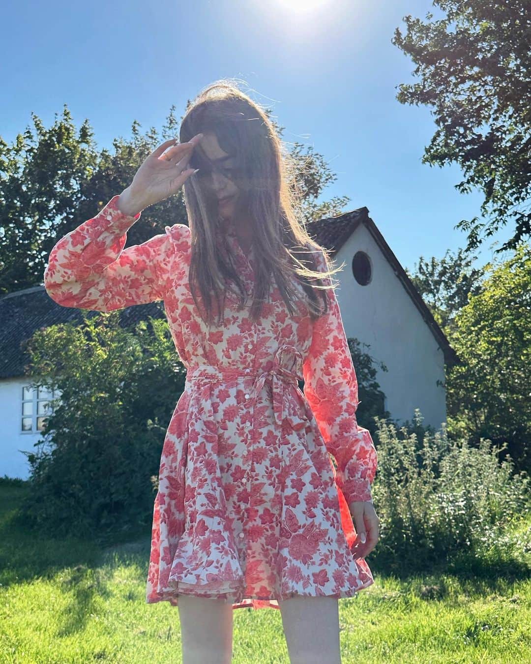 リリー・コリンズのインスタグラム：「Closing out summer celebrating @charliemcdowell with the most gorgeous day, incredible food, and the best of company. Couldn’t think of a more special weekend at a more magical place…」
