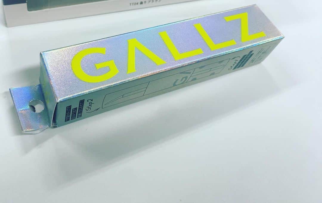 はらさんのインスタグラム写真 - (はらInstagram)「PLAZAで即買い！！ エルフ荒川ちゃんプロデュースコスメ GALLZ アゲ盛れグリッター  目元めちゃくちゃ盛れる！！！！！yeahhhhh!!!!!!!!!!!!٩( ᐛ )و💕  ✨🌈01 絶対主役道🌈✨  夜の暗さでも主役級🌉✨ 夜景に勝てる( ᐛ )♪♪♪  #yeahhhhh!!!!!!! #アゲ盛れグリッター#加工しても輝きが飛ばないパンチ力👊( ᐛ )و #詐欺メイク #navanawig #眉バランス難しい　#びふぉーあふたー」9月12日 22時41分 - univershara
