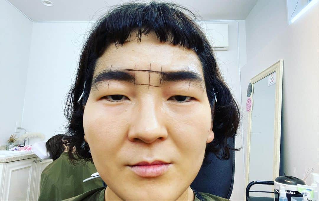 はらさんのインスタグラム写真 - (はらInstagram)「PLAZAで即買い！！ エルフ荒川ちゃんプロデュースコスメ GALLZ アゲ盛れグリッター  目元めちゃくちゃ盛れる！！！！！yeahhhhh!!!!!!!!!!!!٩( ᐛ )و💕  ✨🌈01 絶対主役道🌈✨  夜の暗さでも主役級🌉✨ 夜景に勝てる( ᐛ )♪♪♪  #yeahhhhh!!!!!!! #アゲ盛れグリッター#加工しても輝きが飛ばないパンチ力👊( ᐛ )و #詐欺メイク #navanawig #眉バランス難しい　#びふぉーあふたー」9月12日 22時41分 - univershara