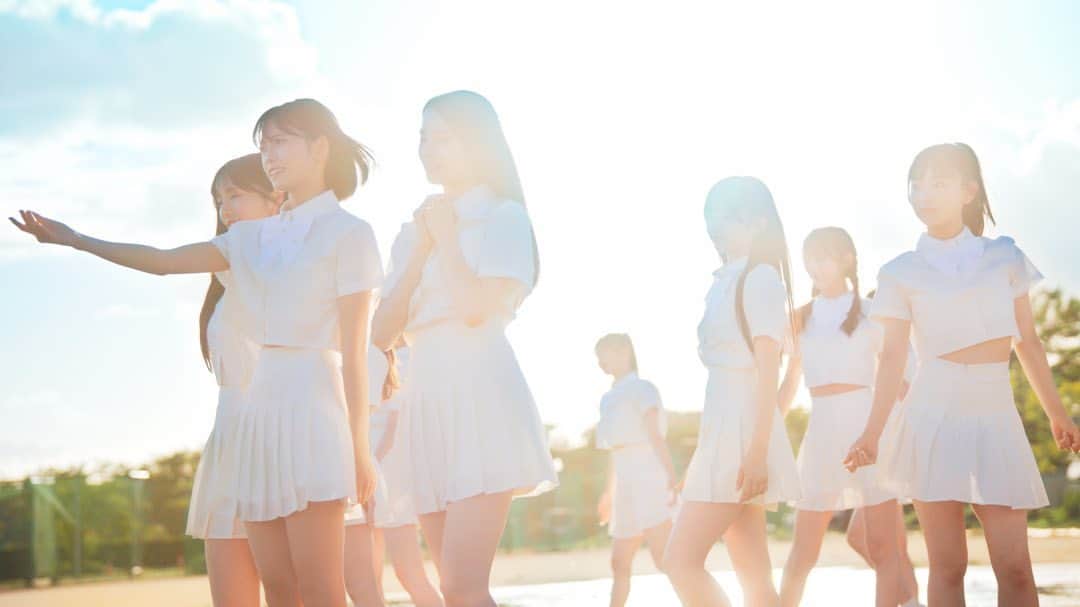 AKB48 Officialさんのインスタグラム写真 - (AKB48 OfficialInstagram)「AKB48 U-22選抜楽曲🌈 「知ったかぶりのその下に」 MV公開しました〜🤍💫  62ndシングル💿 「アイドルなんかじゃなかったら」の共通カップリング曲✨  4月にお披露目したばかりの18期研究生 新井彩永 がセンターを務め、17・18期研究生10名を含む22歳以下のフレッシュなメンバー16名が参加🌟  MVでは学園を舞台に繰り広げられる青春ドラマが描かれており、真夏の太陽の下、一人一人がキラキラとした輝きを放つ清涼感溢れる作品となっています🩵☀️🚿🫧  水たまりの中で白い衣装を汚しながら踊る、迫力のダンスシーンは必見です🕺❤️‍🔥  ぜひたくさん観てくださいね👀  ⭐️AKB48 U-22選抜 2023 メンバー⭐️ #秋山由奈 #新井彩永 #太田有紀 #坂川陽香 #佐藤美波 #鈴木くるみ #田口愛佳 #徳永羚海 #長友彩海 #成田香姫奈 #平田侑希 #布袋百椛 #正鋳真優 #水島美結 #八木愛月 #山口結愛  #akb48 #akb #知ったかぶりのその下に  #アイドルなんかじゃなかったら」9月12日 22時44分 - akb48