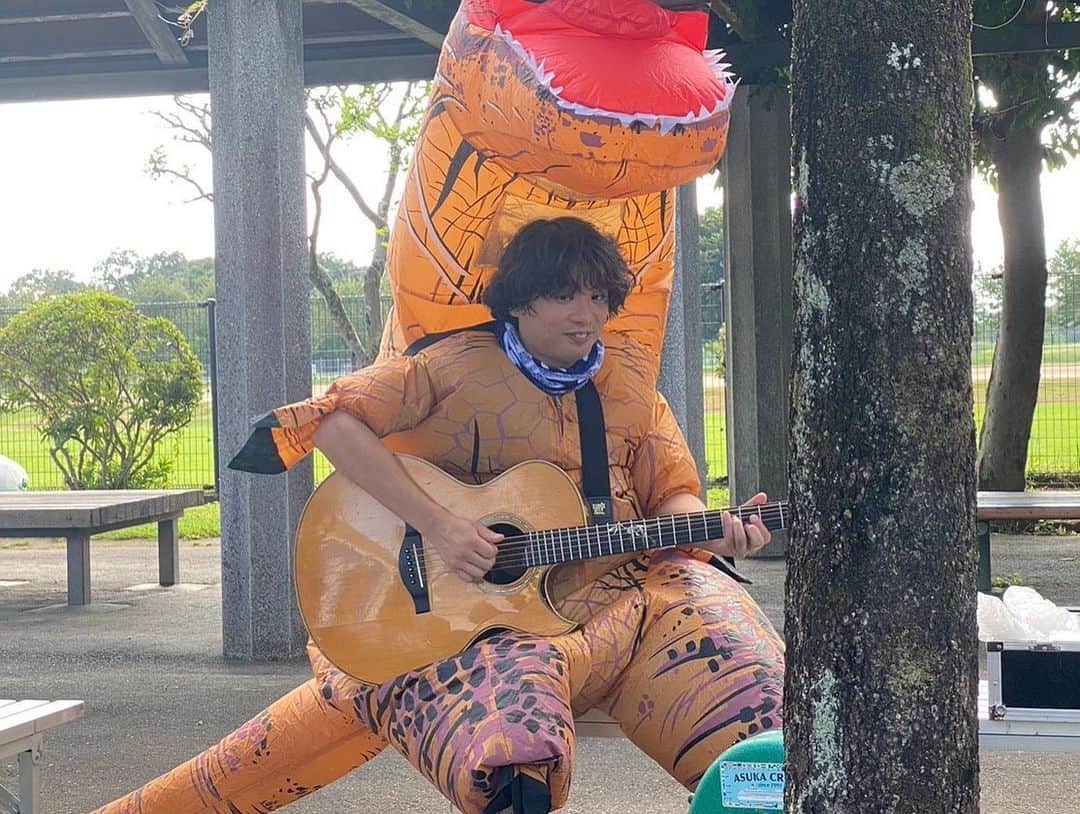 三浦拓也さんのインスタグラム写真 - (三浦拓也Instagram)「2023.09.12 どうでしょうキャラバン2023埼玉・新座市公演  参加してきました〜！ 踊ったり恐竜になったりと、色々盛りだくさんでとっても楽しかったです！ あ、もちろんギターも弾きましたよ♪ ティラノサウルスになってギター弾いたのは生まれて初めてだったなぁ…☺️🦖🦕  皆様ありがとうございました。  セットリスト  ・いい日だったね。 ・Flow ・どうでしょうオープニング〜1/6の夢旅人2002 ・KATANA ・ONE  #どうキャラ2023 #どうキャラ2023埼玉」9月12日 22時45分 - depapepe_miura