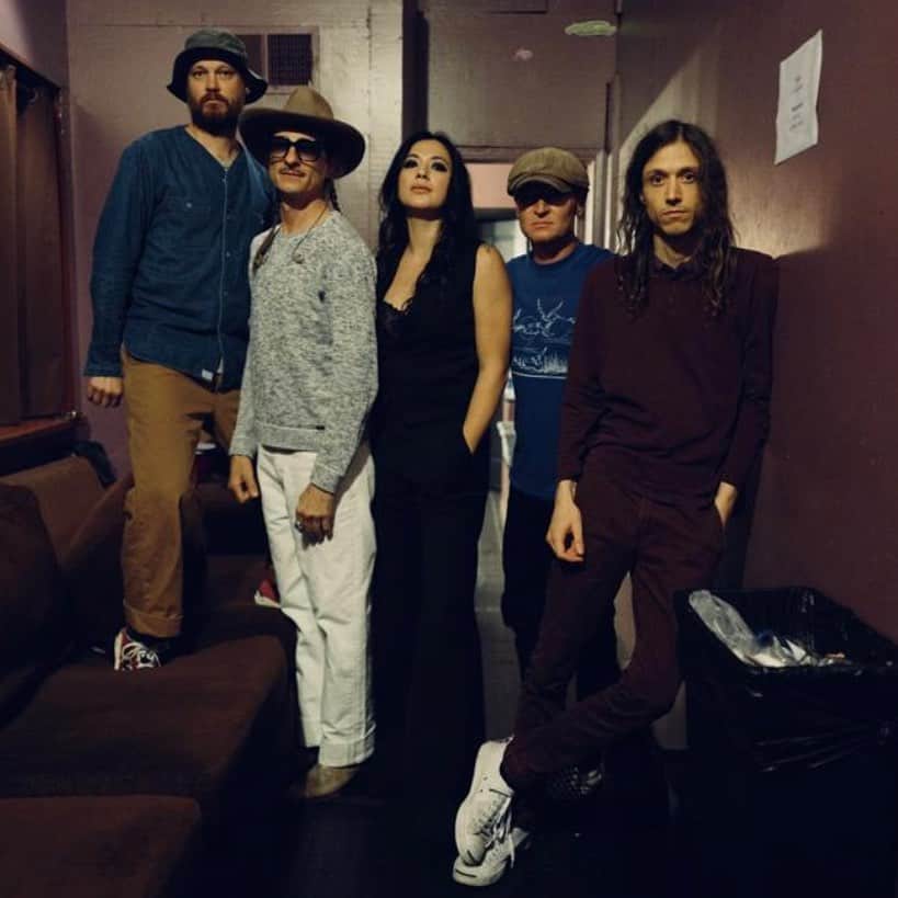 ミシェル・ブランチのインスタグラム：「Tour starts TONIGHT in Nashville at @citywinerynsh with this incredible band. Annapolis Thursday 9/14 for the @annapolissongwritersfestival then closing out the weekend in Louisville for @bourbonandbeyond Can’t wait to play! A few tix are still avail! Link in bio. 🕺🏻🎟️」