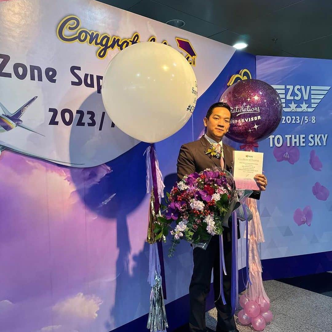 タイ航空さんのインスタグラム写真 - (タイ航空Instagram)「🎓 Celebrating our star graduate, ZSV Nattapong Jan-im! 😊 Your commitment to ensuring passenger happiness and safety lights up our skies and brightens the journey for all onboard THAI! 🛫  . . . #thaiairways #smoothassilk #tgcrew #PassengerSafety #CustomerHappiness #CongratsNattapong #servicefromheart」9月12日 22時48分 - thaiairways