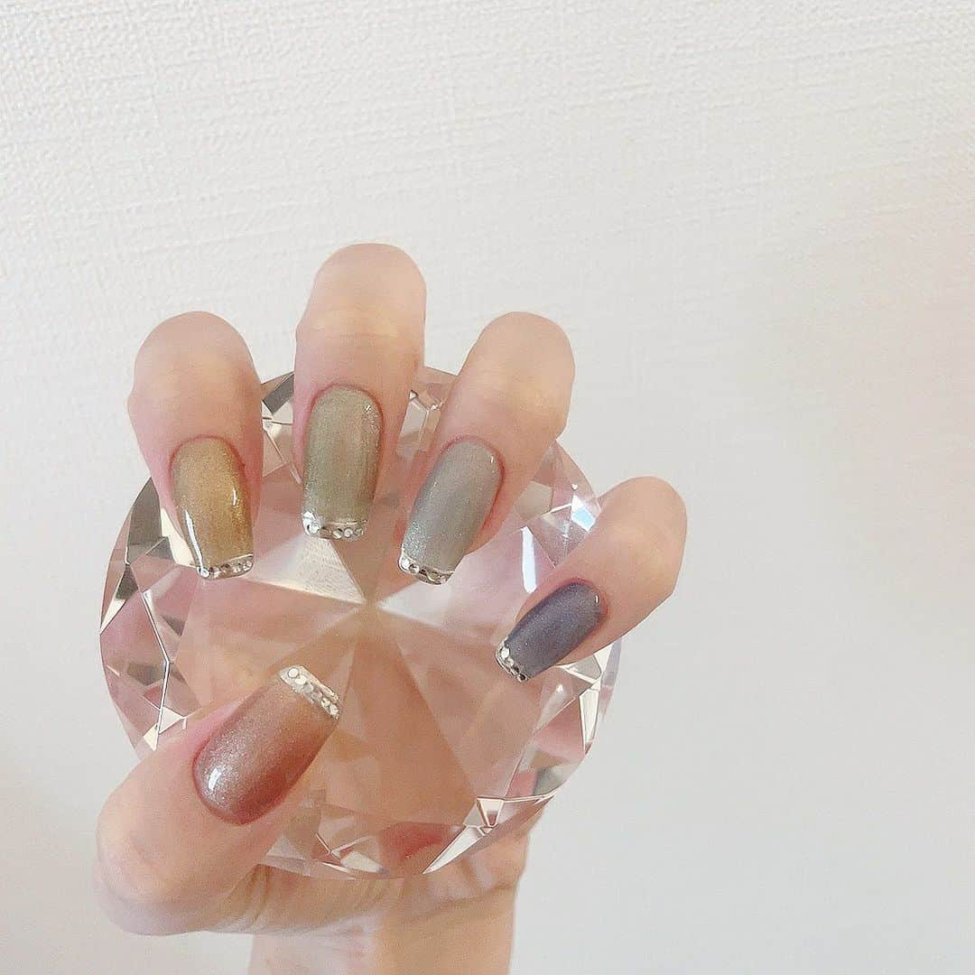 布施柚乃のインスタグラム：「☆*¨*•.NEW NAIL•.¸¸.☆�  くすんだカラフル！ マグネットネイル細かいラメな感じ好きなんだよねぇ😜  そして久々にスクエアにしたの！！  結構お気に入り🤩」