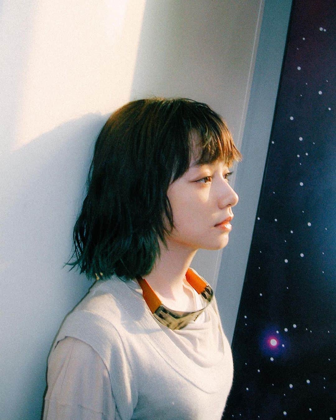 のインスタグラム：「第三季的序章大家都聽了嗎？自己很開心這一季似乎有個快樂的開始，接下來的兩集也是笑聲不斷，希望你們也跟這半年的我一樣變得放鬆！  身心靈的事情講多了有時候似乎變成教條，其實萬本最後都要回歸自我覺察，自己的生活想往哪裡前進只有自己能選擇覺察和改變。這一季我想更輕鬆地分享，讓靈性旅程成為我們通往自由的嚮導，一起往更少限制的平行時空前進吧🪐✨  啊啊另外就是，下週大家應該會發現《宇宙小姐》害羞得開啟贊助功能了！這兩年雖然做得緩慢，但每次的錄音都是心血，需要大家的能量反饋，也想知道你們收穫得多少，願很有心得的大家也可以透過贊助讓我知道🫣💓  跟你們分享一直存著的美照，謝謝團隊們的愛，也謝謝你們持續相伴。  I Season 3 I @pps.universe1212  make up @bellilla.makeup  hair @jimmy1987909  styling @ifan_wang  photography @ililyyy   special thanks @miumiu 💫」