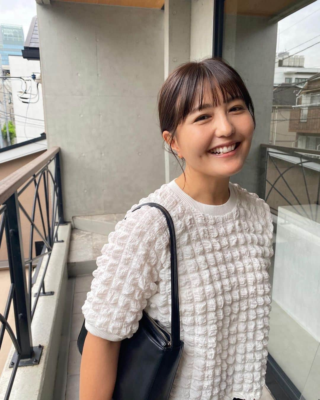 野中藍さんのインスタグラム写真 - (野中藍Instagram)「New Color💇‍♀️🤎  アラフォーになって自撮りがより恥ずかしくなったので、 美容師さんにお願いしてみました💦 お願いしたのに、恥ずかしがるって😅 いや、逆にお願いする方が恥ずかしいのか？！ なんて考えながら表参道を歩いたのですが、 あいかわらず表参道のメインストリートはきらびやかでした✨  カバンのチャックは忘れずにしめましょうね👀  #事務所の近くで最高です #そしてセンスも大好きです♡ #soie  #時差投稿」9月12日 22時48分 - ai_nonaka