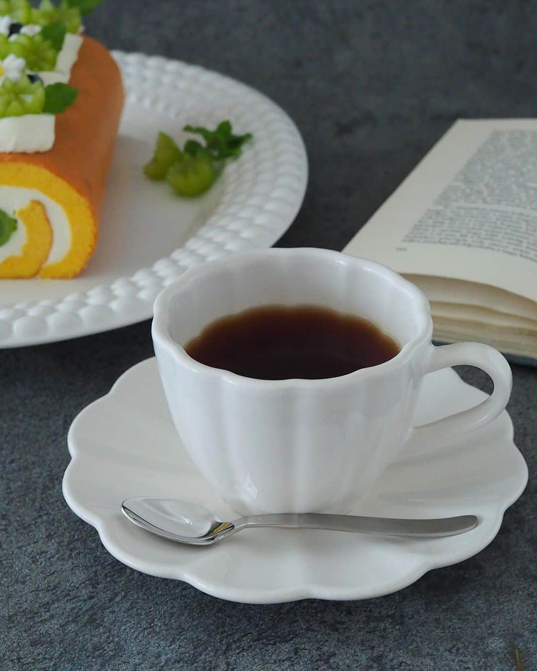 まりさんのインスタグラム写真 - (まりInstagram)「先日のシャインマスカットロールケーキの別角度picです。 ミントじゃなくてセルフィーユでシンプルデコレーションバージョン。  マテュースのお皿に合わせたカップは ロイヤルデザイン( @royaldesign.jp )で見つけた ⚫︎Mateus Oysterコップ 受け皿付き 25 cl  ホワイト ⚫︎Gense Rejka コーヒースプーン　です。 シンプルだけどぽってりしたフォルムが可愛くてお気に入りです。 . ロイヤルデザインはスウェーデンのショッピングサイトですが日本語サイトで安心して買えるし、日本未入荷の商品が買えたり、他のサイトでは人気で在庫切れの商品が比較的在庫が揃っていたりするので、北欧の食器やインテリアが好きな方にお勧めのサイトです😊 . . .  #PR#mateusjapan#マテュース  #Royaldesign、#ロイヤルデザイン#シャインマスカットロールケーキ#ロールケーキ#手作りケーキ#手作りお菓子#手作りスイーツ#手作りロールケーキ#rollcake #お家カフェ#cotta #製菓材料ならコッタ #お菓子作りならコッタ #レシピもコッタ#コッタ #手作りおやつ #wp_deli_japan  #ShineMuscat#foodstagram#lin_stagrammer#diningram#igersjp  #Muscat#homemadecake#おうちカフェ #cookingram」9月12日 22時49分 - mari6260707