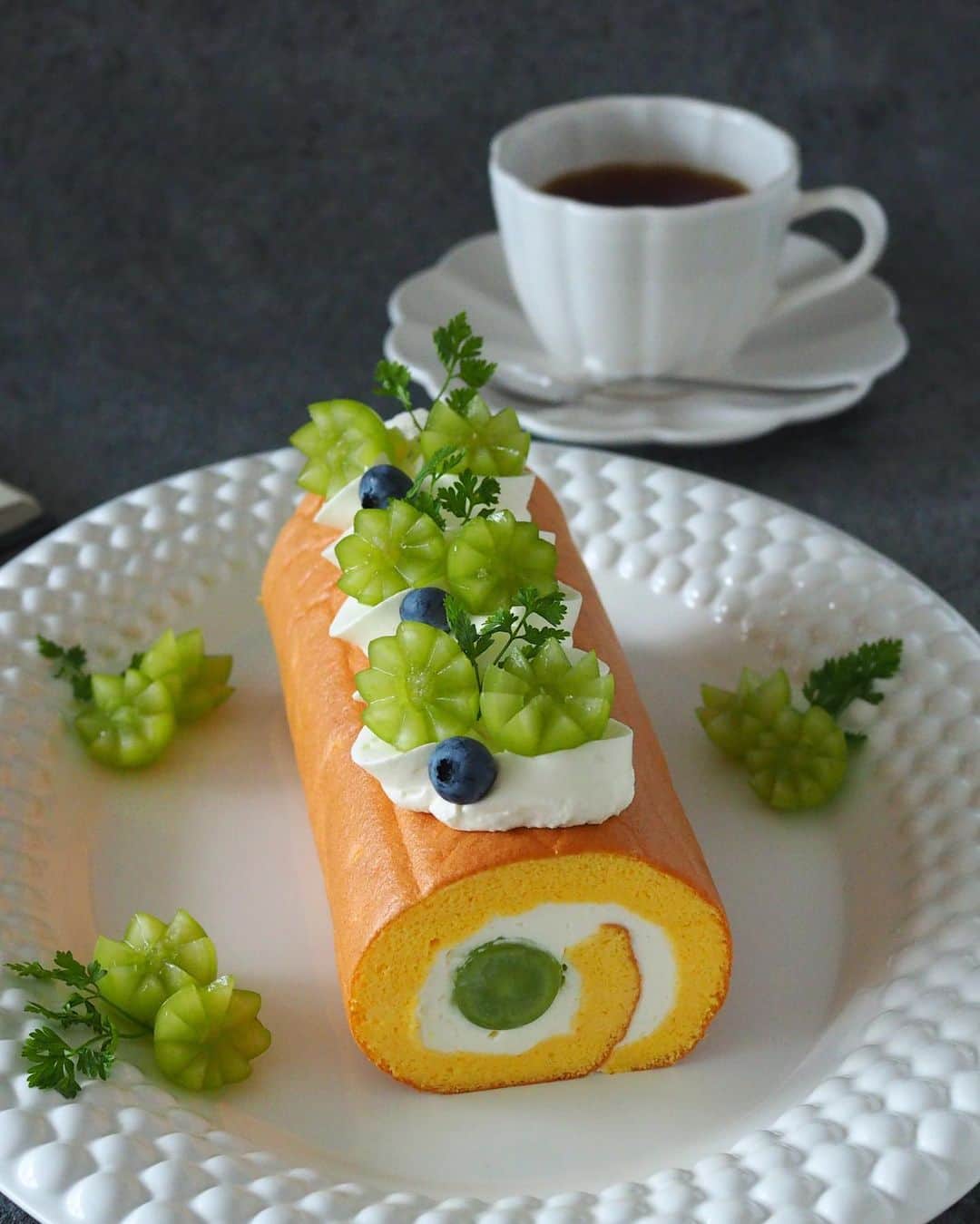 まりのインスタグラム：「先日のシャインマスカットロールケーキの別角度picです。 ミントじゃなくてセルフィーユでシンプルデコレーションバージョン。  マテュースのお皿に合わせたカップは ロイヤルデザイン( @royaldesign.jp )で見つけた ⚫︎Mateus Oysterコップ 受け皿付き 25 cl  ホワイト ⚫︎Gense Rejka コーヒースプーン　です。 シンプルだけどぽってりしたフォルムが可愛くてお気に入りです。 . ロイヤルデザインはスウェーデンのショッピングサイトですが日本語サイトで安心して買えるし、日本未入荷の商品が買えたり、他のサイトでは人気で在庫切れの商品が比較的在庫が揃っていたりするので、北欧の食器やインテリアが好きな方にお勧めのサイトです😊 . . .  #PR#mateusjapan#マテュース  #Royaldesign、#ロイヤルデザイン#シャインマスカットロールケーキ#ロールケーキ#手作りケーキ#手作りお菓子#手作りスイーツ#手作りロールケーキ#rollcake #お家カフェ#cotta #製菓材料ならコッタ #お菓子作りならコッタ #レシピもコッタ#コッタ #手作りおやつ #wp_deli_japan  #ShineMuscat#foodstagram#lin_stagrammer#diningram#igersjp  #Muscat#homemadecake#おうちカフェ #cookingram」