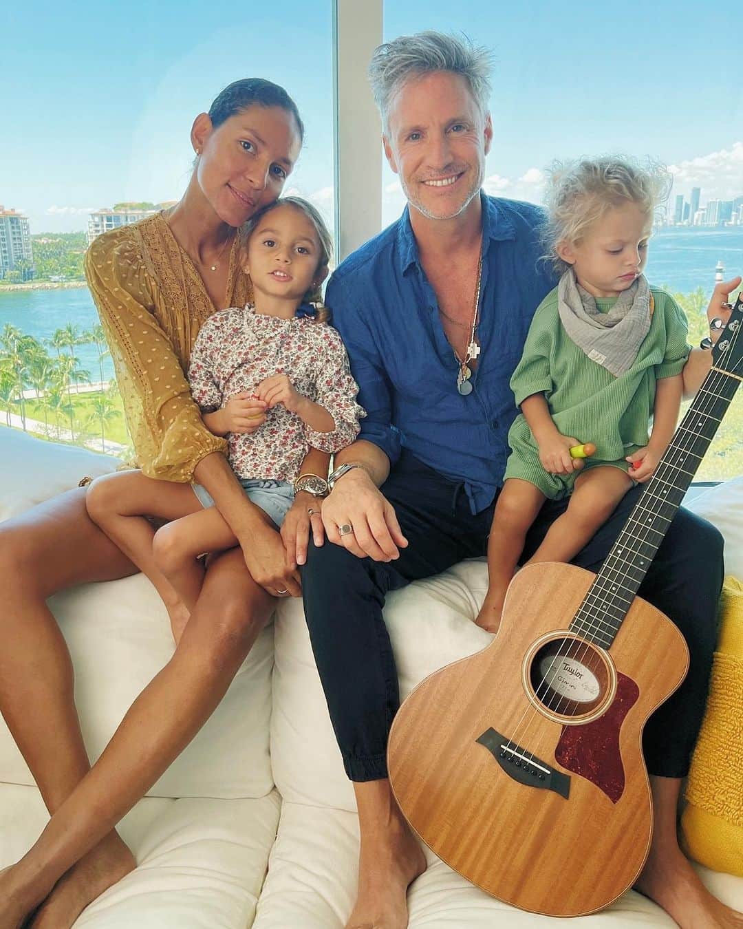 エマニュエラ・デ・パウラのインスタグラム：「Meu mundo em uma foto... e uma foto que é quase um acontecimento por aqui! Vocês não imaginam a luta que é conseguir registrar momentos assim!😂💕 My world in a picture... and a picture that is almost an event around here! You can't imagine what a struggle it is to be able to register moments like this!」