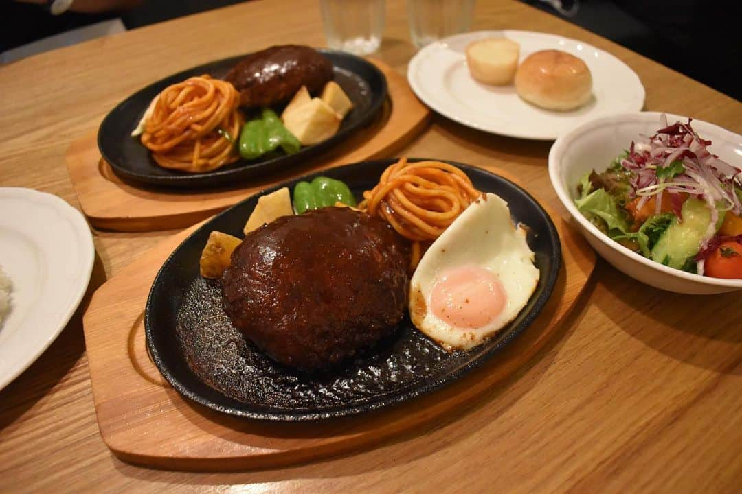 KAGAWACHIHOのインスタグラム：「˗ˏˋ 行列のできる洋食店  ˎˊ˗ ⁡ ⁡ 📍洋食もりい @youshoku_morii  ⁡ ⁡ ハンバーグがとても有名で 以前から気になっていたお店を訪問🤍ˊ˗　 ⁡ ⁡ 平日でも並ぶと噂の人気店👩🏻‍🍳 私は休日伺ったのですが12時半頃だと 8組くらい待ちがありました𓂃𓈒𓏸  ⁡ ⁡ 店内はテーブル席とソファ&テーブル席があり とても落ち着いていてお洒落な雰囲気𖤣𖥧𖥣𖡡𖥧𖤣 ⁡ ⁡ ⋱⋰ ⋱⋰ ⋱⋰ ⋱⋰ ⋱⋰ ⋱⋰ ⋱⋰ ⋱⋰ ⁡ ⁡ 今回わたしが注文したメニューは、 ⁡ ▫️ハンバーグステーキ（180ｇ）のシングル ＋セットでサラダとパンを注文しました🥗(¥1380) ⁡ ⁡ わたしはパンをつけてもらいましたが ごはんも選べるようです🍚🥖 バターがじゅわっとしみしみで美味しかった〜♡ ⁡ ⁡ サラダは刈谷にある#岡本農園 さんの無農薬野菜、 ドレッシングは豊田の#桝塚味噌 さんのお味噌を 使用したものでボリュームもあり美味しすぎた... このサラダボウルだけでも食べに来たいくらいです🤤 ⁡ ⁡ サラダの時点でテンションは爆上がりだけど 次に運ばれてきたハンバーグがもう感動...✨ ⁡ ⁡ じゅわじゅわいうメロディを奏でながら 熱々の鉄板の上にご鎮座され運ばれたハンバーグ様... ⁡ ⁡ 肉汁がじゅわっと溢れ出して しっかりふんわりみっちりハンバーグ。 ⁡ ⁡ お肉感がしっかり感じられるのに 全然重たくなくてペロリと食べられちゃう.ᐟ.ᐟ ⁡ ⁡ 付け合わせのナポリタンがこれまた逸品で もちもちの太麺にトマトソースがよく絡んでる🍝.ᐟ.ᐟ ⁡ ⁡ 付け合わせのピーマンとお芋も 感動するほど甘くてびっくりした.ᐟ.ᐟ🫑🥔 こちらのお野菜も岡本農園さんのかな？聞きそびれた〜 ⁡ ⁡ 洋食もりいさんのハンバーグのお肉はね、 岡崎の伝馬通りの #永田屋本店 さんから仕入れていて 厳選された国内産地の牛肉や豚肉を 毎日店内でミンチにしてつくっているんだって👏🥹 ⁡ ⁡ 納得の美味しさだよね💕 ⁡ ⁡ みなさんもぜひぜひ食べに行ってみてね𖤐ˊ˗　 ⁡ ⁡ ⁡ ⋱⋰ ⋱⋰ ⋱⋰ ⋱⋰ ⋱⋰ ⋱⋰ ⋱⋰ ⋱⋰ ⁡  さ・ら・に、新商品の冷凍ハンバーグは 岡崎市のふるさと納税返礼品になって １０月より発送を開始するみたい.ᐟ.ᐟ♡ ⁡ 気になったのでテイクアウトして その日の夜にまた食べたくなっちゃったから おんなじ日に食べたけど本当美味しかった...🤤 ⁡ ひとつずつ真空冷凍してあって 美味しさそのまま.ᐟ.ᐟ 税込500円でした🥢♡ ⁡ サラダにかかっていたドレッシングも 購入できるようで早速お持ち帰り🏃‍♀️💨 ⁡ みなさんもぜひテイクアウトもしてみてください𖤐ˊ˗　 ⁡ ⁡ ┈┈┈┈┈┈┈ ❁ ❁ ❁ ┈┈┈┈┈┈┈┈ ⁡ 📍洋食もりい @youshoku_morii  ⁡ ▫️〒444-0837 愛知県岡崎市柱3-6-17 ▫️0564-79-3887 ▫️営業時間 11:00～14:30(L.O 13:30) 17:00～21:00(L.O 20:00) ▫️定休日︴毎週月曜日・火曜日 ⁡ ⁡ ⁡ ⁡ #洋食もりい #ハンバーグステーキ #愛知ハンバーグ #岡崎グルメ #鉄板ハンバーグ #PR #愛知グルメ #岡崎ランチ #安城ランチ #岡崎ハンバーグ #もりい #ハンバーグ #岡崎ディナー #岡崎駅 #岡崎市#愛知県岡崎市 #観光大使おかざき #どうする家康」