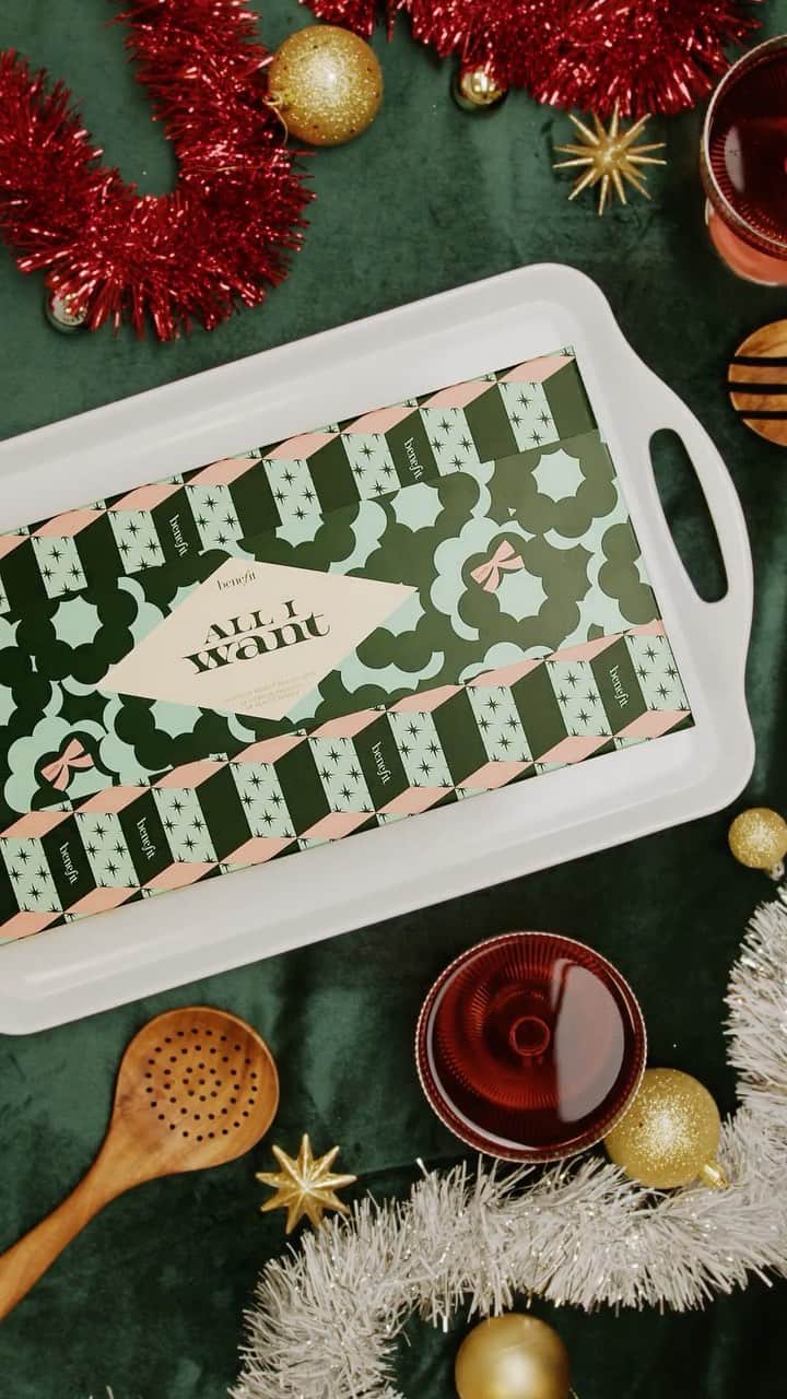 Benefit Cosmeticsのインスタグラム：「What's cookin', good lookin'? 🫢 It's our holiday Beauty Advent Calendar that is available now! Open a door each day for merry little makeup products all December long 🎁✨ ⁠ ⁠ All you want this holiday season? We have it right here 🫶⁠ ⁠ #benefitcosmetics #holidaymakeup #adventcalendar」
