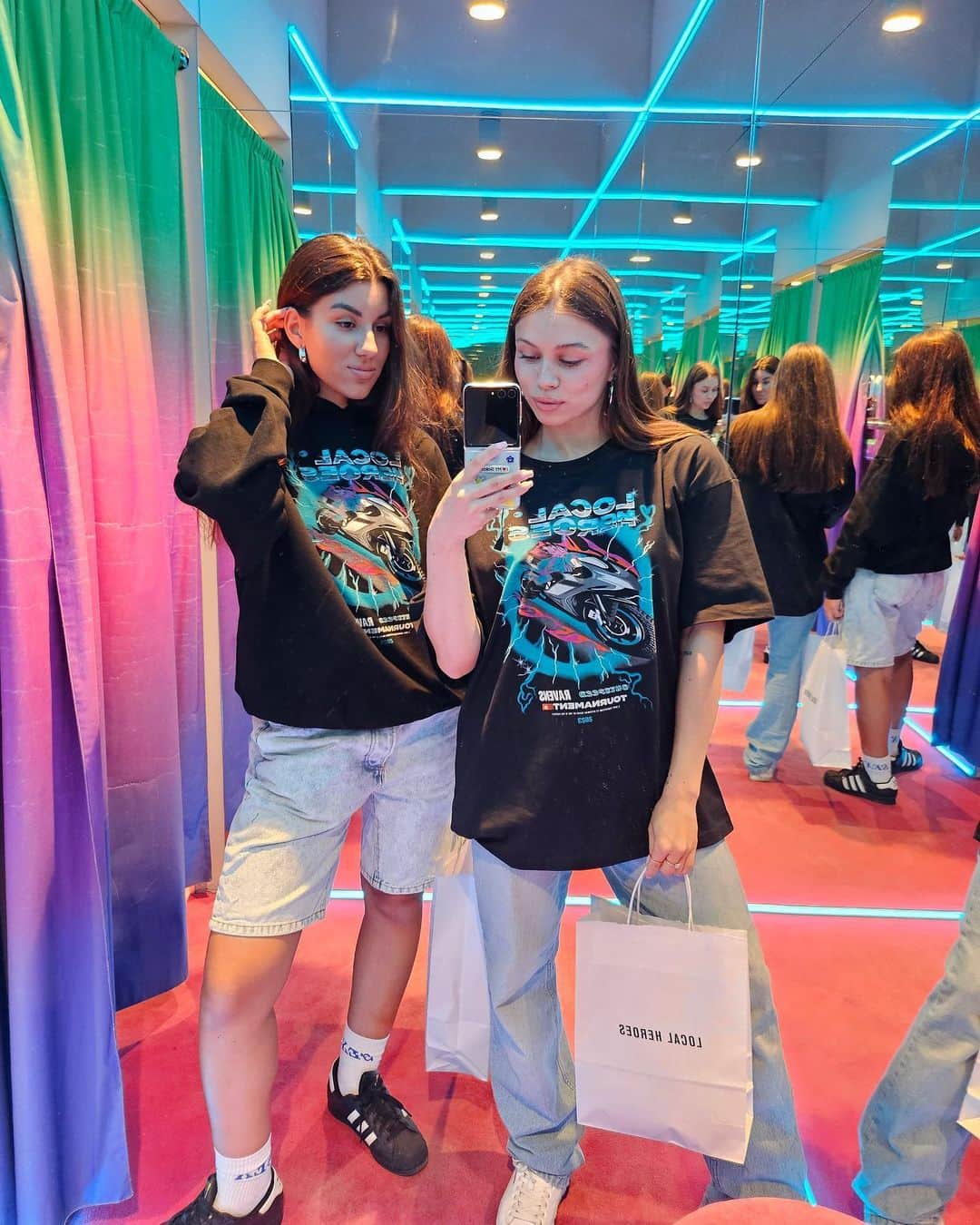LOCAL HEROESのインスタグラム：「Main ( not mean ) girls <3   Guys, extra promo for u: 15% OFF on regular & 10% OFF on sale 🥵 code: HOT15」