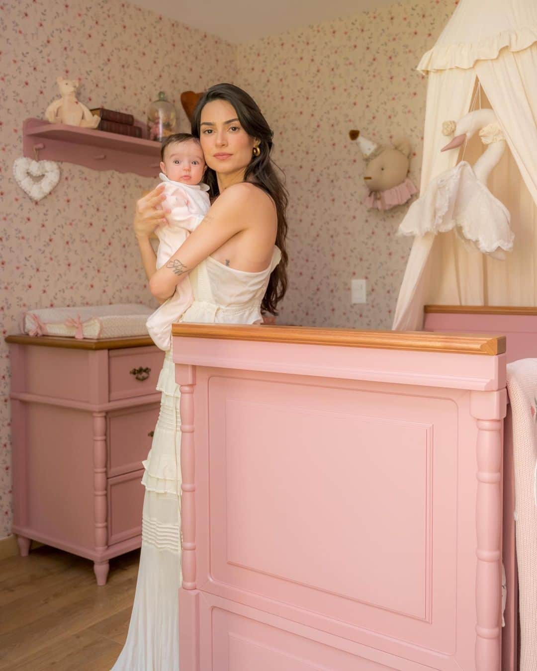 Thaila Ayalaのインスタグラム：「Sonho de quarto? TEMOS! Antes mesmo deu saber que teria uma menina eu já tinha um quarto idealizado pra ela, cada detalhe já estava gravado na minha cabeça.  Cada peça desse quarto tem uma história por trás!  E assim como no quarto do Chico eu fui a única arquiteta/decoradora mas tbm como no quarto dele eu contei com esse time q eu AMO da @lilibee p tirar esse sonho da minha cabecinha e fazer mais um vez o quarto perfeito, um papel de parede que desenvolvemos exclusivamente p ela, que aliás está a venda e se chama Tereza, e os móveis que só poderiam ser deles que tem TUDO p fazer o quarto dos seus sonhos! Muito sonho numa legenda só né, mas é exatamente isso!!!  Obrigada LILIBEE vocês são demais!」