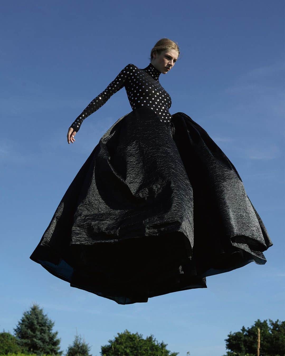AnOther Magazineのインスタグラム：「In the new issue of AnOther Magazine, Hunter Schafer speaks with the photographer of her cover story – the artist Viviane Sassen – about creativity, transformation and the lifeline art has thrown them.⁠ ⁠ Read the full conversation at the link in bio 📲⁠ ⁠ This project was realised before the SAG-AFTRA strike. ⁠ ⁠ Photography by @vivianesassenstudio ⁠ Styling by @katieshillingford ⁠ @hunterschafer in conversation with Viviane Sassen, introduced by #HannahLack⁠ Editor-in-chief @susannahfrankel ⁠ Art direction by @sarahjaynetodd_ ⁠ Hair and make-up by @irena.ruben⁠ Casting by @gkldprojects⁠ Set design by #PeterBaum⁠ Production by @zoe__tomlinson and @broodlosekunst⁠ ⁠ First slide: Hunter Schafer is wearing @maisonalaia ⁠ Third slide: Hunter Schafer is wearing #BottegaVeneta⁠ ⁠ AnOther Magazine Autumn/Winter 2023 is on sale worldwide from Thursday, 14 September⁠ ⁠ #AnOtherMagazineAW23 #HunterSchafer #Cult」