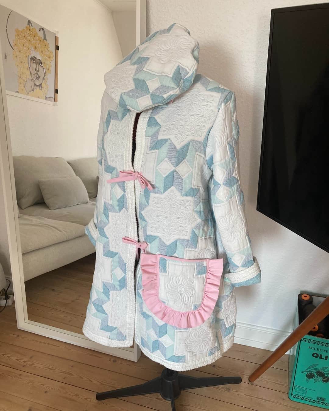 ネーブ・キャンベルのインスタグラム：「Excuse us while we plan a trip to visit the Danish Red Cross. 😍 In Denmark, they operate thrift stores specializing in used fabrics. Shoppers can purchase items and create things like this awesome two-piece quilted set! Proceeds support @RodeKorsDK programs like social work and emergency aid.」