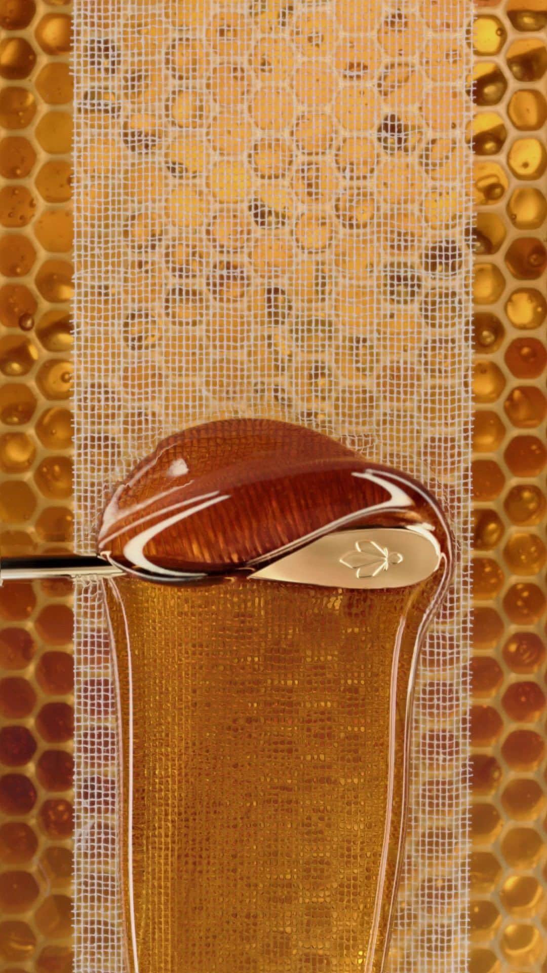 のインスタグラム：「Introducing Abeille Royale: The Honey Treatment Day Cream, the new innovation from the Abeille Royale Collection.​ The repairing power of expert age-defying care, inspired by clinical honey bandages to treat 4 visible marks of collagen loss. Day after day, wrinkles are reduced and skin’s firmness, smooth appearance and radiance are restored.​  *Wrinkles reduced by 48%, firmness improved by 57%, smoothness improved by 98%, radiance boosted by 67%.​ Clinical measurements assessed by an independent dermatologist, 33 women, Europe, 1 application per day, after 1 month.​  #GuerlainSkincare #AbeilleRoyale #Skincare」