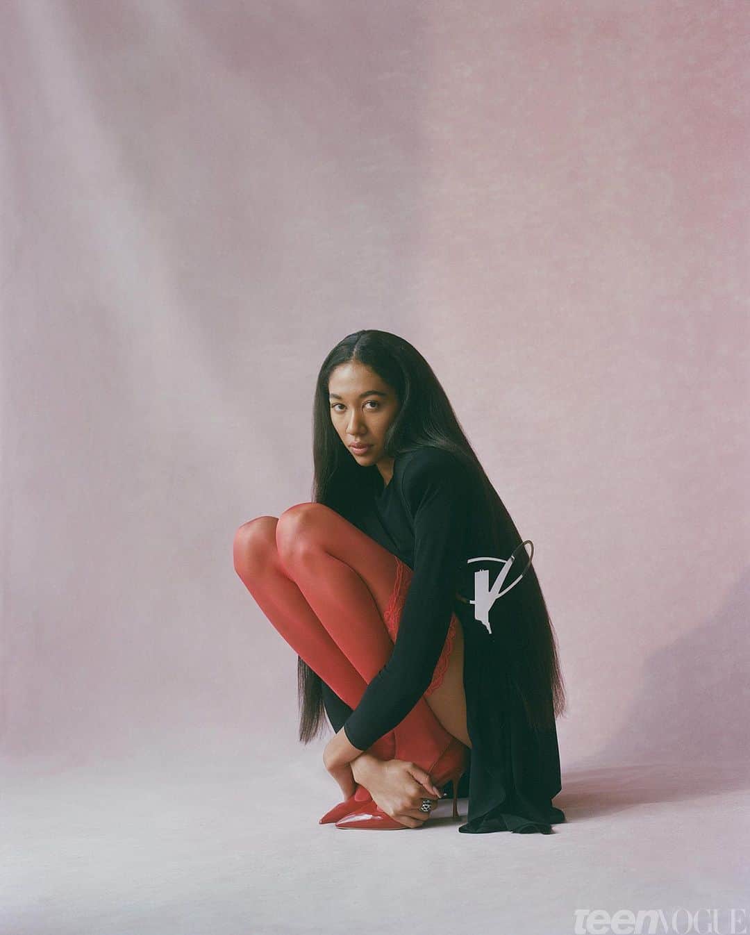 Teen Vogueのインスタグラム：「As the daughter of a supermodel and a hip hop titan, @aokileesimmons is intimately aware that she is the quintessential archetype of a "nepo baby." "All you can do is be grateful and try to stay in your lane a bit," she says about the boost her family gave her. But while she acknowledges her family's legacy, it's critical to note that when race is involved, the benefits of nepotism aren't totally equal. “I don’t think nepotism functions the exact same way when you aren’t white," she says. "[Nepotism] is still a huge thing, but maybe [people of color’s] kids don’t get the same excessive hype immediately.” Read the full cover story at the link in bio.   📸: @whighfield Photo Retouching: @msretoucher Sr. Fashion Editor & Stylist: @tchesmeni Tailor: @carol_ai_studio Hair: @jadisjolie Nails: @nailsbymamie Makeup: @akikoowada @ @thewallgroup for @glossier Producer: @chloesnowa Prop Stylist: @_selena.liu」