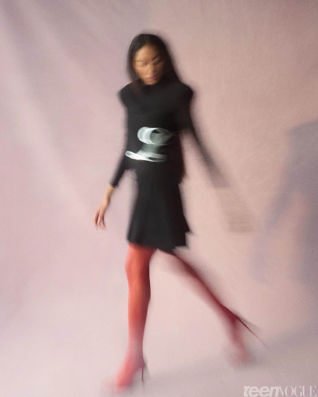 Teen Vogueさんのインスタグラム写真 - (Teen VogueInstagram)「As the daughter of a supermodel and a hip hop titan, @aokileesimmons is intimately aware that she is the quintessential archetype of a "nepo baby." "All you can do is be grateful and try to stay in your lane a bit," she says about the boost her family gave her. But while she acknowledges her family's legacy, it's critical to note that when race is involved, the benefits of nepotism aren't totally equal. “I don’t think nepotism functions the exact same way when you aren’t white," she says. "[Nepotism] is still a huge thing, but maybe [people of color’s] kids don’t get the same excessive hype immediately.” Read the full cover story at the link in bio.   📸: @whighfield Photo Retouching: @msretoucher Sr. Fashion Editor & Stylist: @tchesmeni Tailor: @carol_ai_studio Hair: @jadisjolie Nails: @nailsbymamie Makeup: @akikoowada @ @thewallgroup for @glossier Producer: @chloesnowa Prop Stylist: @_selena.liu」9月12日 23時02分 - teenvogue