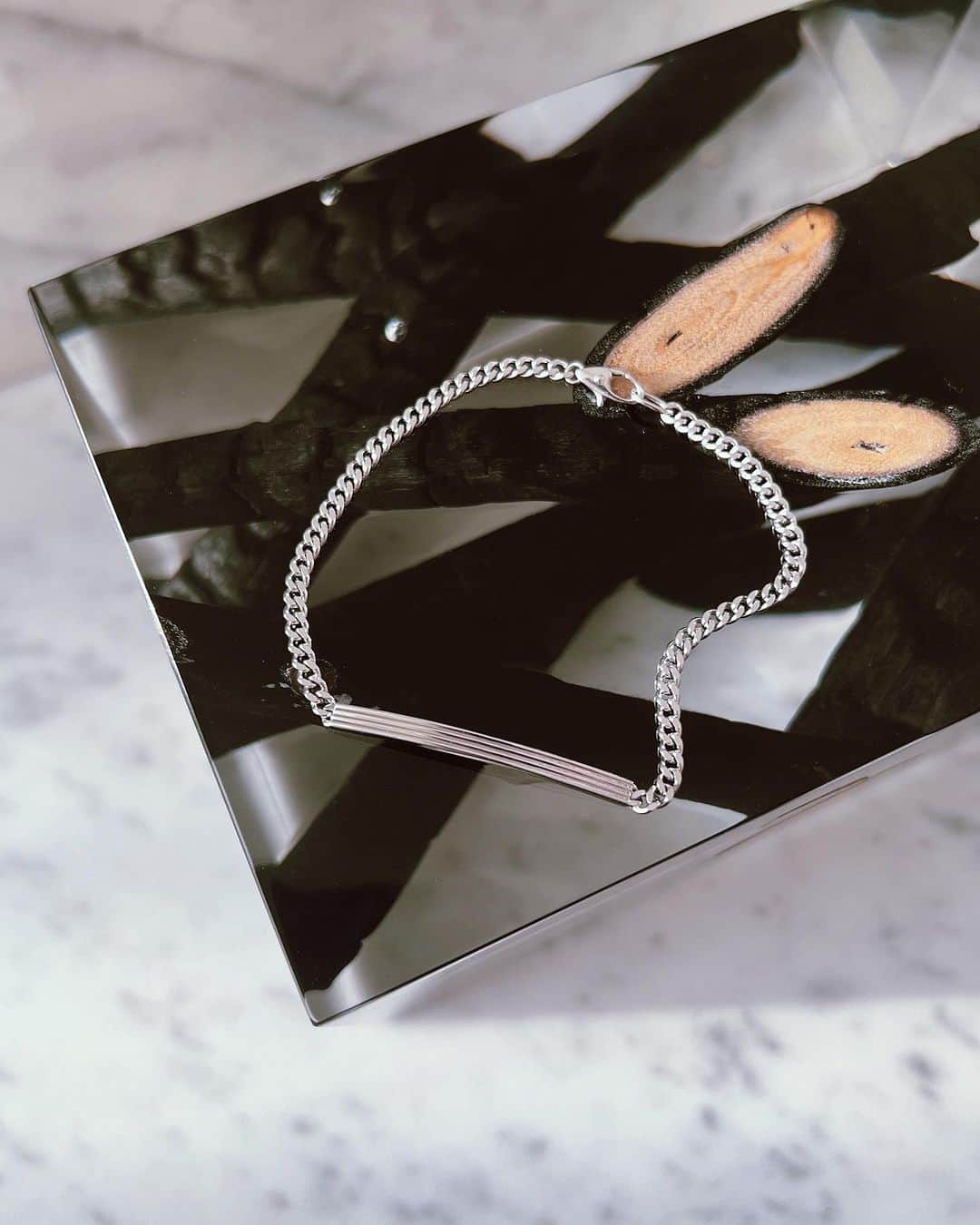 のインスタグラム：「NSEW ID Bracelet in 18K White Gold. Available at fivethirtypark.com  #530park #fivethirtypark #mensjewelry #unisexjewelry #unisex #GenderNeutralJewelry #jewelry #jewellery #finejewelry #ファイブサーティパーク #ユニセックスジュエリー #メンズジュエリー」