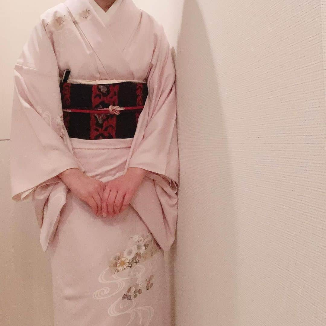 沢瀉美緒さんのインスタグラム写真 - (沢瀉美緒Instagram)「※ The way of tea 🍵  . We’re wearing thin kimono only for  September and June. . Coordinate the winter style obi . 9月に入ったのでお稽古再開！ お軸は秋空一声雁 お花はダンギク、シュウカイドウ、ススキ、 キンミズヒキ、キキョウ、フジバカマ、あとひとつ… 忘れちゃった🥹 . お稽古では秋泉棚が。 淡々斎好みのお棚で東京の大宮御所内にある 貞明皇后のために建てられた茶室「秋泉亭」の 用具として、紹鴎水指棚をもとに 秋泉亭の余材をもって作られたそう😌 . 側面の楓がとっても綺麗でした✨ . 夜になると涼しくなったとは言え 単衣は暑いから帯は名古屋帯で… . 祖母の帯と恩師から頂いた帯締め🥰 . . #kimono #kimonomio #単衣」9月12日 23時12分 - mio_omodaka