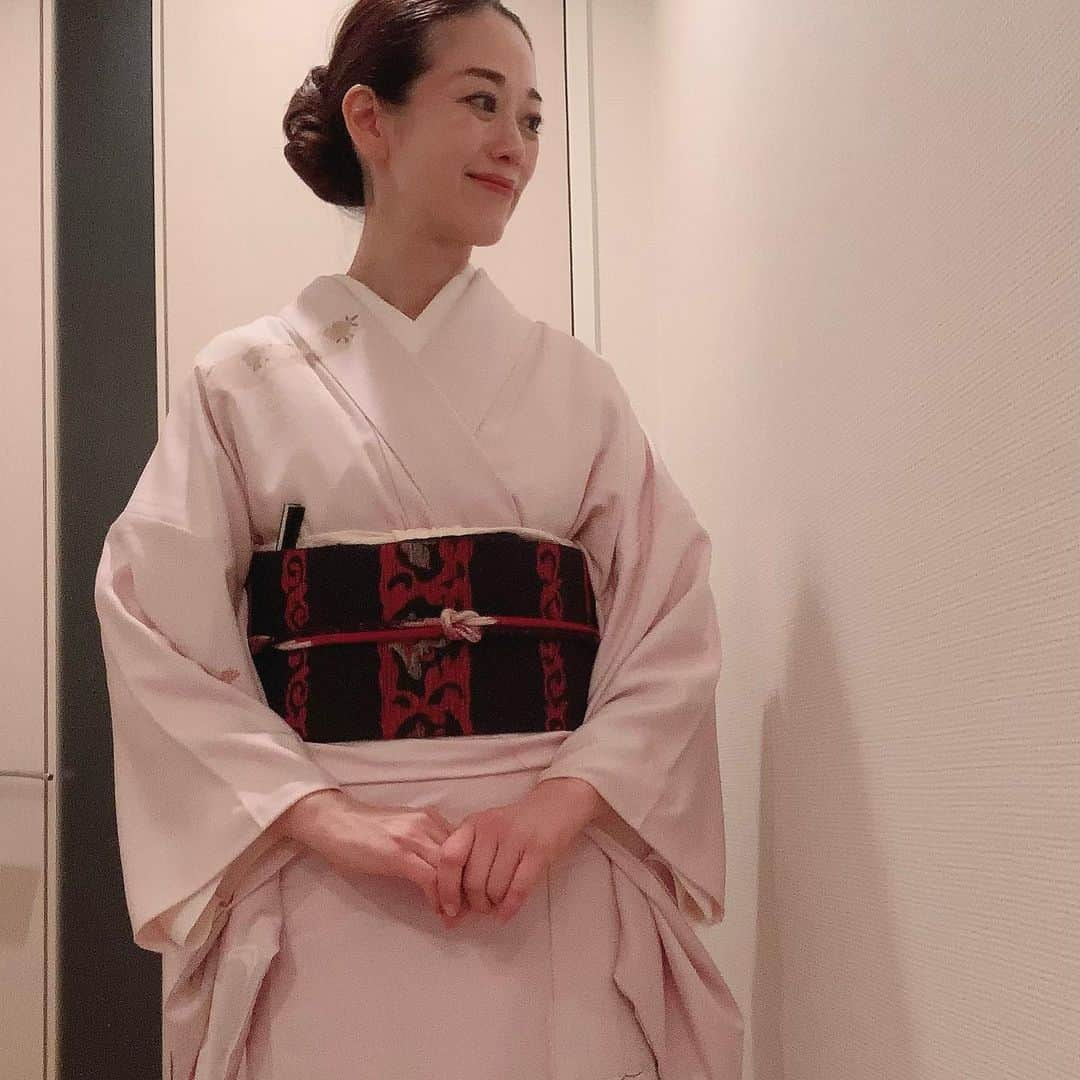 沢瀉美緒さんのインスタグラム写真 - (沢瀉美緒Instagram)「※ The way of tea 🍵  . We’re wearing thin kimono only for  September and June. . Coordinate the winter style obi . 9月に入ったのでお稽古再開！ お軸は秋空一声雁 お花はダンギク、シュウカイドウ、ススキ、 キンミズヒキ、キキョウ、フジバカマ、あとひとつ… 忘れちゃった🥹 . お稽古では秋泉棚が。 淡々斎好みのお棚で東京の大宮御所内にある 貞明皇后のために建てられた茶室「秋泉亭」の 用具として、紹鴎水指棚をもとに 秋泉亭の余材をもって作られたそう😌 . 側面の楓がとっても綺麗でした✨ . 夜になると涼しくなったとは言え 単衣は暑いから帯は名古屋帯で… . 祖母の帯と恩師から頂いた帯締め🥰 . . #kimono #kimonomio #単衣」9月12日 23時12分 - mio_omodaka