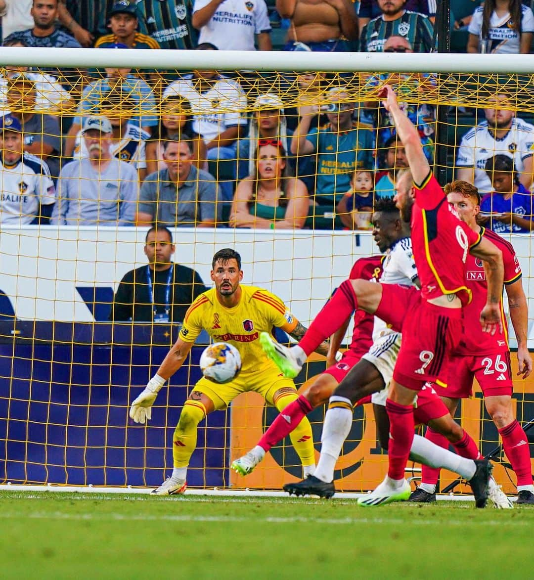 ロマン・ビュルキさんのインスタグラム写真 - (ロマン・ビュルキInstagram)「Difficult game for us in LA. Came back with 1 point. Focus on the next one💪🏽 #RB1」9月12日 23時13分 - rbuerki