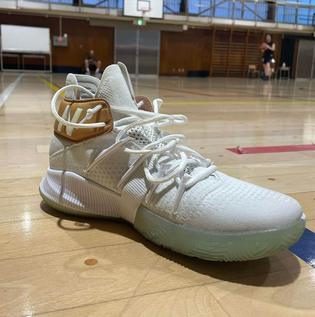 栗原祐太さんのインスタグラム写真 - (栗原祐太Instagram)「🌰BASKETBALL SHOES👟 NEW BALANCE OMN1S あまり白バッシュを履かない僕ですがこれはお気に入り🤩  古いモデルだけどグリップもまぁまぁ良くて履きやすいです👍  ちょっとカットが高いのが 気になりますが そこは良しとしましょう😁  @newbalance  @newbalancehoops   #バスケ #バスケット #バスケットボール #バスケシューズ #バッシュ #バスケットボールシューズ #basketball #basketballshoes #kyus #栗ニック #newbalance  #ニューバランス #社会人 #社会人バスケ #クラブチーム #kuriちゃんねる」9月12日 23時13分 - yutakuri