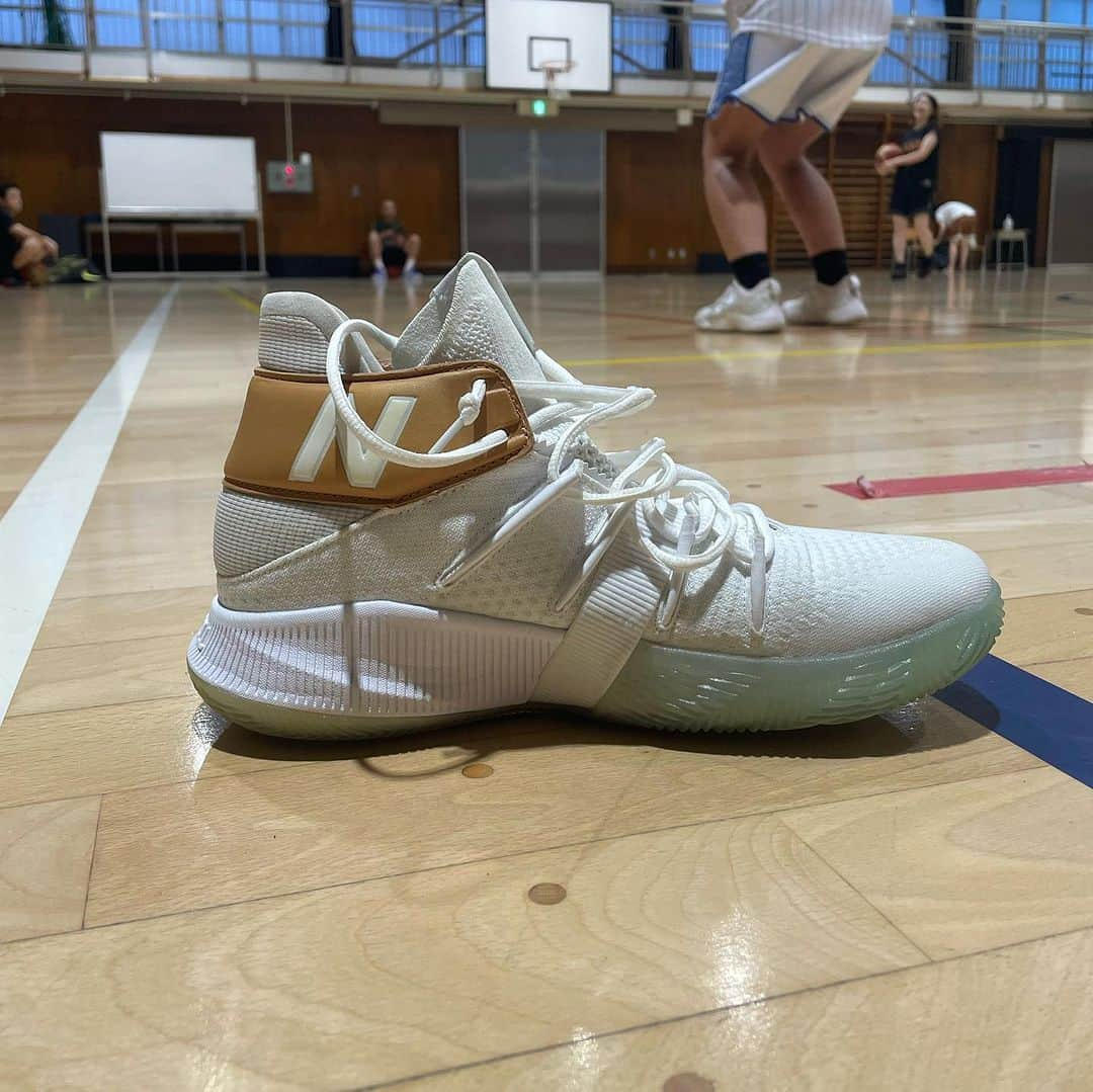 栗原祐太さんのインスタグラム写真 - (栗原祐太Instagram)「🌰BASKETBALL SHOES👟 NEW BALANCE OMN1S あまり白バッシュを履かない僕ですがこれはお気に入り🤩  古いモデルだけどグリップもまぁまぁ良くて履きやすいです👍  ちょっとカットが高いのが 気になりますが そこは良しとしましょう😁  @newbalance  @newbalancehoops   #バスケ #バスケット #バスケットボール #バスケシューズ #バッシュ #バスケットボールシューズ #basketball #basketballshoes #kyus #栗ニック #newbalance  #ニューバランス #社会人 #社会人バスケ #クラブチーム #kuriちゃんねる」9月12日 23時13分 - yutakuri