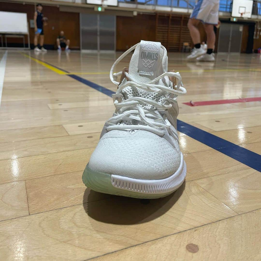 栗原祐太さんのインスタグラム写真 - (栗原祐太Instagram)「🌰BASKETBALL SHOES👟 NEW BALANCE OMN1S あまり白バッシュを履かない僕ですがこれはお気に入り🤩  古いモデルだけどグリップもまぁまぁ良くて履きやすいです👍  ちょっとカットが高いのが 気になりますが そこは良しとしましょう😁  @newbalance  @newbalancehoops   #バスケ #バスケット #バスケットボール #バスケシューズ #バッシュ #バスケットボールシューズ #basketball #basketballshoes #kyus #栗ニック #newbalance  #ニューバランス #社会人 #社会人バスケ #クラブチーム #kuriちゃんねる」9月12日 23時13分 - yutakuri