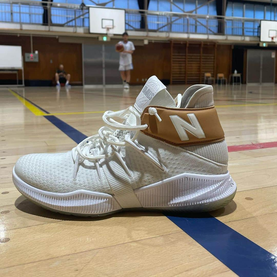 栗原祐太のインスタグラム：「🌰BASKETBALL SHOES👟 NEW BALANCE OMN1S あまり白バッシュを履かない僕ですがこれはお気に入り🤩  古いモデルだけどグリップもまぁまぁ良くて履きやすいです👍  ちょっとカットが高いのが 気になりますが そこは良しとしましょう😁  @newbalance  @newbalancehoops   #バスケ #バスケット #バスケットボール #バスケシューズ #バッシュ #バスケットボールシューズ #basketball #basketballshoes #kyus #栗ニック #newbalance  #ニューバランス #社会人 #社会人バスケ #クラブチーム #kuriちゃんねる」