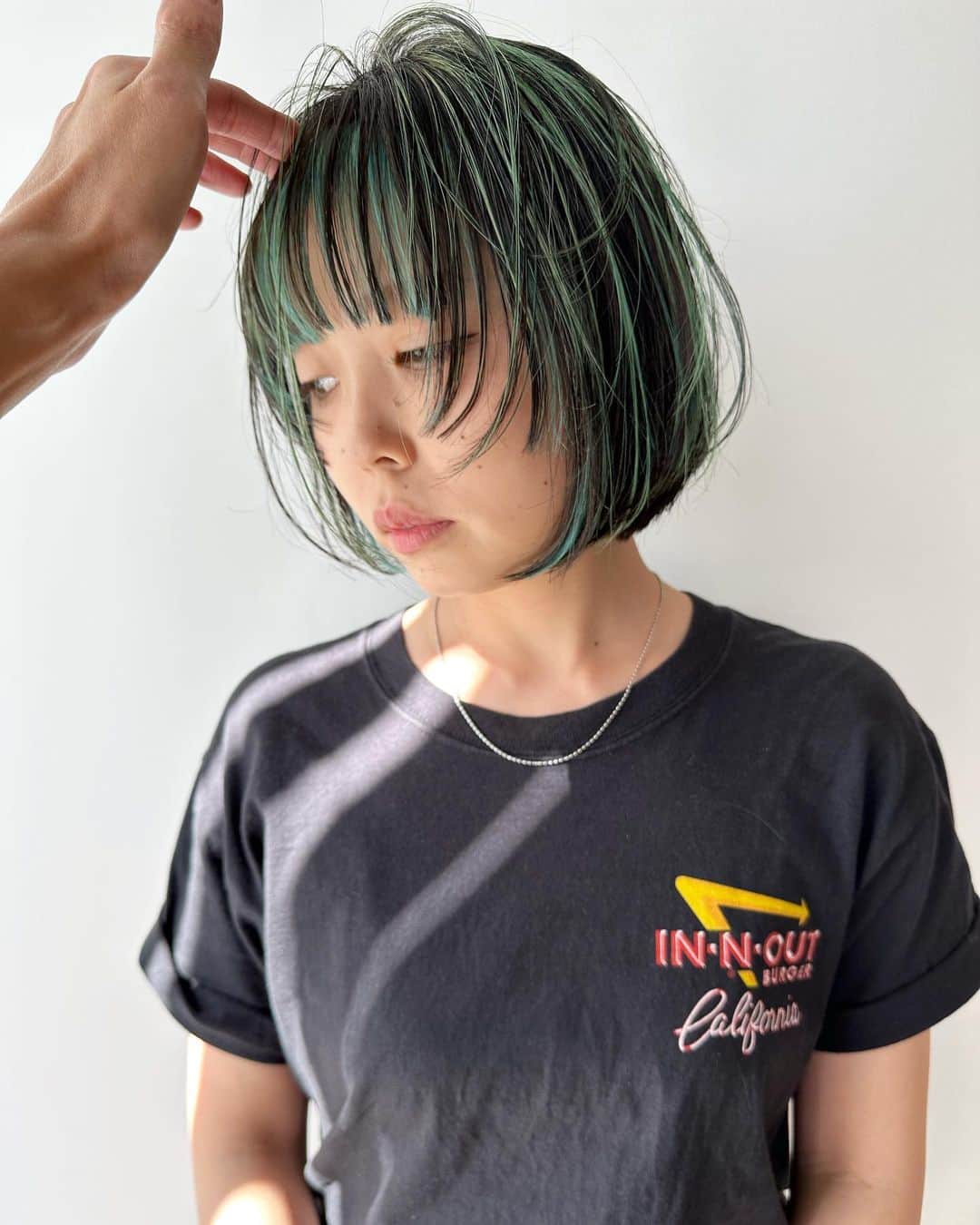 MORIZO カラースペシャリストのインスタグラム：「顔周りのポイントにgreenのdesign color.. styleのどこかにすこーしアクセントを足して飽きのこないように！ 初めは前髪だけだったけどお客様と相談してアップデートさせました☺︎ 秋冬なんか変えたいなーと思っている方是非ご相談ください🕊」