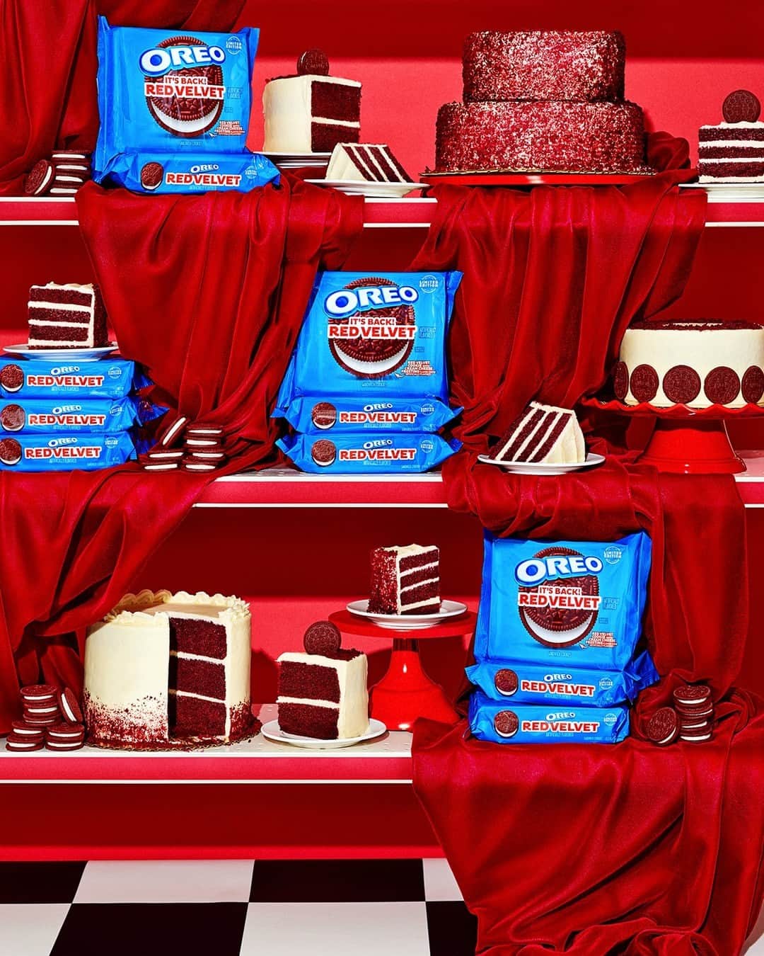 OREOのインスタグラム：「It’s really happening…OREO Red Velvet is available now 🚨」