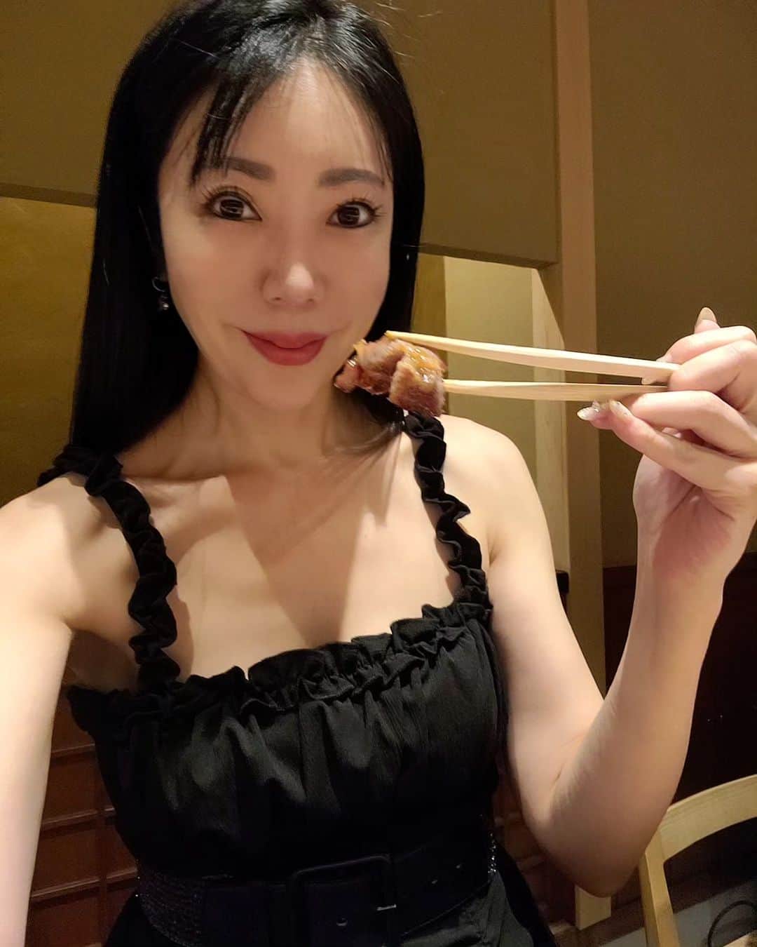 今堀恵理さんのインスタグラム写真 - (今堀恵理Instagram)「ずっと行きたかった 京都の日本料理「研野」 @sakai_kenya   2021年3月に開店。即予約困難  その理由は 酒井研野大将。経歴がヤバい‼️ 料亭【菊乃井】で修業後、N.Y.の「Shoji at 69 Leonard Street」、京都の「LURRA°」「京、静華」を経て、2021年京都にオーナーシェフとしこちらの「研野」をオープン😍😍  「RED U-35」グランプリRED EGGの獲得 「ゴ・エ・ミヨ2022」3トック 「ミシュランガイド京都・大阪2023」にて1つ星を獲得😍😍  そりゃ予約困難だよね✨ 今回も @miimi__miimi ちゃんに誘って頂きました オープン時からずっと行きたかったから嬉しい🎵😍🎵  ここは料理はもちろん 大将が可愛すぎる そしてバックミュージックも最高?です🤭 楽しい空間のハッピーなお店  私のコーデもご紹介😉 限定SALE開催中！今年のハロウィンパーティーは #SHEINhalloweenparty で決まり！  SHEIN MOD  シャーリングバスト フリル裾 キャミドレス20329361 割引クーポン番号：HallowsJP09 お買い上げ金額1～5,999円まではセール価格より15%OFF、6,000円以上は20%OFFが適用される。 利用期限：～11月末日 @shein_japan @sheinofficialを  #研野 #京都グルメ  #ゴエミヨ #japanese #日本料理研野 #SHEINhalloweenparty #SHEINforAll #loveshein #ad」9月12日 23時08分 - eriimahori