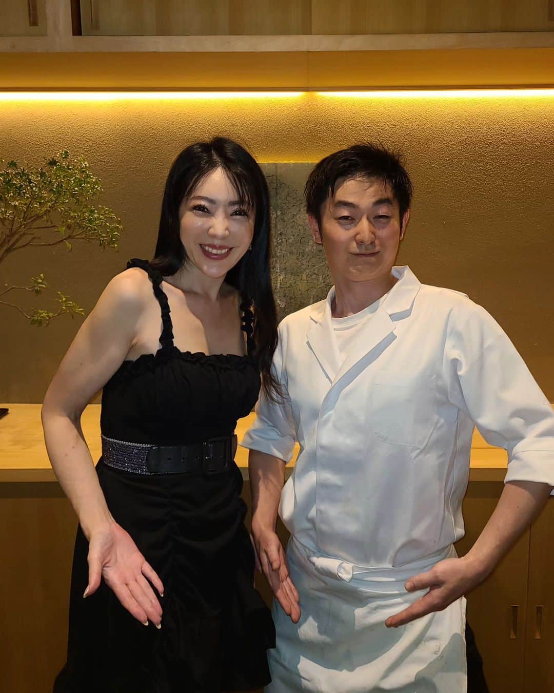 今堀恵理さんのインスタグラム写真 - (今堀恵理Instagram)「ずっと行きたかった 京都の日本料理「研野」 @sakai_kenya   2021年3月に開店。即予約困難  その理由は 酒井研野大将。経歴がヤバい‼️ 料亭【菊乃井】で修業後、N.Y.の「Shoji at 69 Leonard Street」、京都の「LURRA°」「京、静華」を経て、2021年京都にオーナーシェフとしこちらの「研野」をオープン😍😍  「RED U-35」グランプリRED EGGの獲得 「ゴ・エ・ミヨ2022」3トック 「ミシュランガイド京都・大阪2023」にて1つ星を獲得😍😍  そりゃ予約困難だよね✨ 今回も @miimi__miimi ちゃんに誘って頂きました オープン時からずっと行きたかったから嬉しい🎵😍🎵  ここは料理はもちろん 大将が可愛すぎる そしてバックミュージックも最高?です🤭 楽しい空間のハッピーなお店  私のコーデもご紹介😉 限定SALE開催中！今年のハロウィンパーティーは #SHEINhalloweenparty で決まり！  SHEIN MOD  シャーリングバスト フリル裾 キャミドレス20329361 割引クーポン番号：HallowsJP09 お買い上げ金額1～5,999円まではセール価格より15%OFF、6,000円以上は20%OFFが適用される。 利用期限：～11月末日 @shein_japan @sheinofficialを  #研野 #京都グルメ  #ゴエミヨ #japanese #日本料理研野 #SHEINhalloweenparty #SHEINforAll #loveshein #ad」9月12日 23時08分 - eriimahori