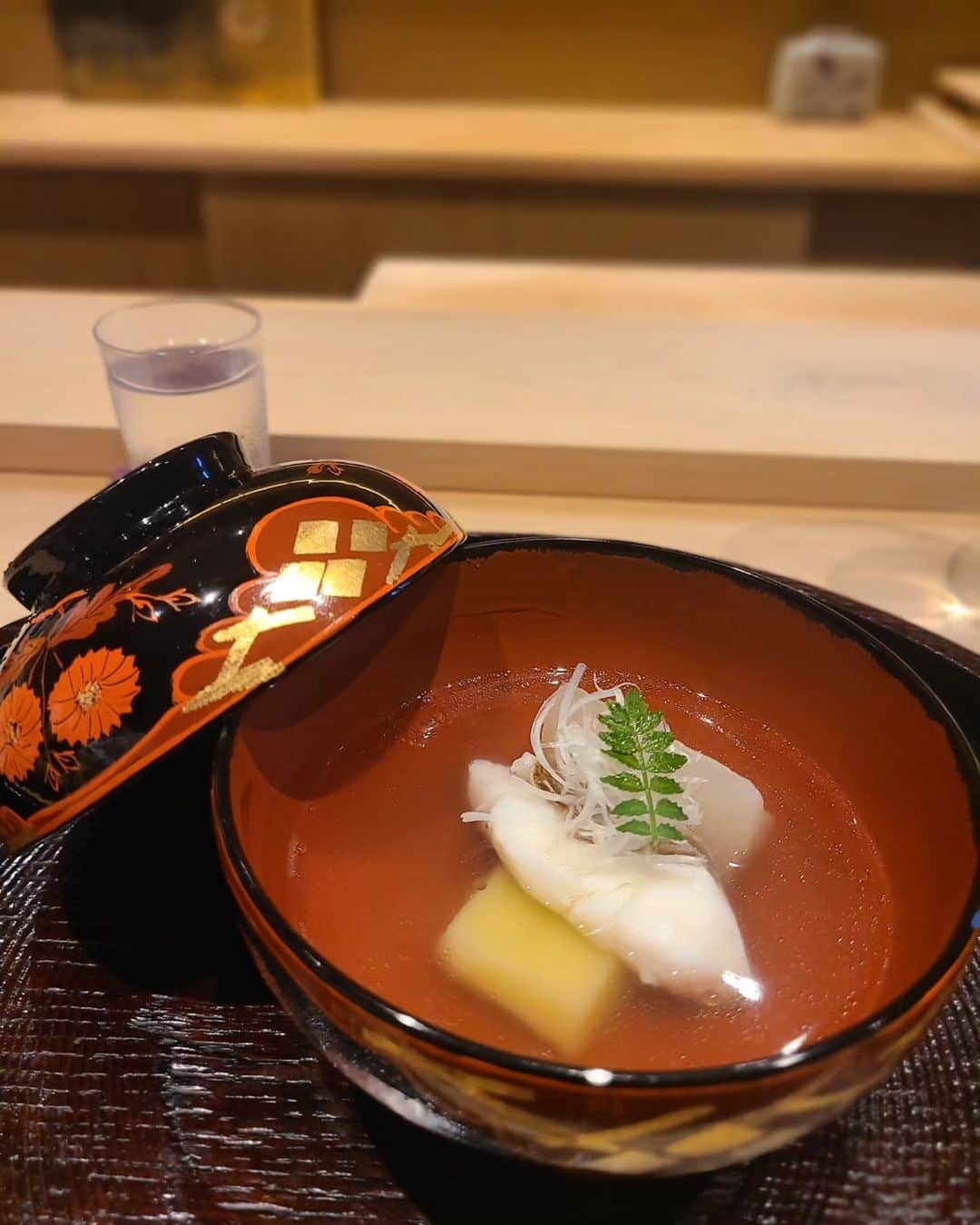 今堀恵理さんのインスタグラム写真 - (今堀恵理Instagram)「ずっと行きたかった 京都の日本料理「研野」 @sakai_kenya   2021年3月に開店。即予約困難  その理由は 酒井研野大将。経歴がヤバい‼️ 料亭【菊乃井】で修業後、N.Y.の「Shoji at 69 Leonard Street」、京都の「LURRA°」「京、静華」を経て、2021年京都にオーナーシェフとしこちらの「研野」をオープン😍😍  「RED U-35」グランプリRED EGGの獲得 「ゴ・エ・ミヨ2022」3トック 「ミシュランガイド京都・大阪2023」にて1つ星を獲得😍😍  そりゃ予約困難だよね✨ 今回も @miimi__miimi ちゃんに誘って頂きました オープン時からずっと行きたかったから嬉しい🎵😍🎵  ここは料理はもちろん 大将が可愛すぎる そしてバックミュージックも最高?です🤭 楽しい空間のハッピーなお店  私のコーデもご紹介😉 限定SALE開催中！今年のハロウィンパーティーは #SHEINhalloweenparty で決まり！  SHEIN MOD  シャーリングバスト フリル裾 キャミドレス20329361 割引クーポン番号：HallowsJP09 お買い上げ金額1～5,999円まではセール価格より15%OFF、6,000円以上は20%OFFが適用される。 利用期限：～11月末日 @shein_japan @sheinofficialを  #研野 #京都グルメ  #ゴエミヨ #japanese #日本料理研野 #SHEINhalloweenparty #SHEINforAll #loveshein #ad」9月12日 23時08分 - eriimahori