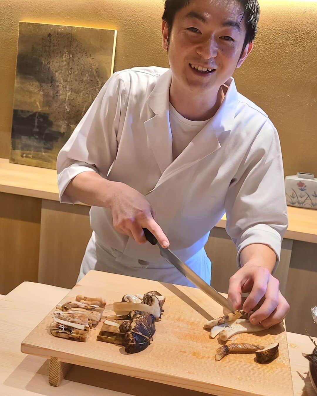 今堀恵理さんのインスタグラム写真 - (今堀恵理Instagram)「ずっと行きたかった 京都の日本料理「研野」 @sakai_kenya   2021年3月に開店。即予約困難  その理由は 酒井研野大将。経歴がヤバい‼️ 料亭【菊乃井】で修業後、N.Y.の「Shoji at 69 Leonard Street」、京都の「LURRA°」「京、静華」を経て、2021年京都にオーナーシェフとしこちらの「研野」をオープン😍😍  「RED U-35」グランプリRED EGGの獲得 「ゴ・エ・ミヨ2022」3トック 「ミシュランガイド京都・大阪2023」にて1つ星を獲得😍😍  そりゃ予約困難だよね✨ 今回も @miimi__miimi ちゃんに誘って頂きました オープン時からずっと行きたかったから嬉しい🎵😍🎵  ここは料理はもちろん 大将が可愛すぎる そしてバックミュージックも最高?です🤭 楽しい空間のハッピーなお店  私のコーデもご紹介😉 限定SALE開催中！今年のハロウィンパーティーは #SHEINhalloweenparty で決まり！  SHEIN MOD  シャーリングバスト フリル裾 キャミドレス20329361 割引クーポン番号：HallowsJP09 お買い上げ金額1～5,999円まではセール価格より15%OFF、6,000円以上は20%OFFが適用される。 利用期限：～11月末日 @shein_japan @sheinofficialを  #研野 #京都グルメ  #ゴエミヨ #japanese #日本料理研野 #SHEINhalloweenparty #SHEINforAll #loveshein #ad」9月12日 23時08分 - eriimahori