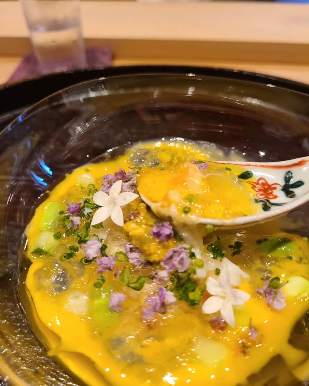 今堀恵理さんのインスタグラム写真 - (今堀恵理Instagram)「ずっと行きたかった 京都の日本料理「研野」 @sakai_kenya   2021年3月に開店。即予約困難  その理由は 酒井研野大将。経歴がヤバい‼️ 料亭【菊乃井】で修業後、N.Y.の「Shoji at 69 Leonard Street」、京都の「LURRA°」「京、静華」を経て、2021年京都にオーナーシェフとしこちらの「研野」をオープン😍😍  「RED U-35」グランプリRED EGGの獲得 「ゴ・エ・ミヨ2022」3トック 「ミシュランガイド京都・大阪2023」にて1つ星を獲得😍😍  そりゃ予約困難だよね✨ 今回も @miimi__miimi ちゃんに誘って頂きました オープン時からずっと行きたかったから嬉しい🎵😍🎵  ここは料理はもちろん 大将が可愛すぎる そしてバックミュージックも最高?です🤭 楽しい空間のハッピーなお店  私のコーデもご紹介😉 限定SALE開催中！今年のハロウィンパーティーは #SHEINhalloweenparty で決まり！  SHEIN MOD  シャーリングバスト フリル裾 キャミドレス20329361 割引クーポン番号：HallowsJP09 お買い上げ金額1～5,999円まではセール価格より15%OFF、6,000円以上は20%OFFが適用される。 利用期限：～11月末日 @shein_japan @sheinofficialを  #研野 #京都グルメ  #ゴエミヨ #japanese #日本料理研野 #SHEINhalloweenparty #SHEINforAll #loveshein #ad」9月12日 23時08分 - eriimahori