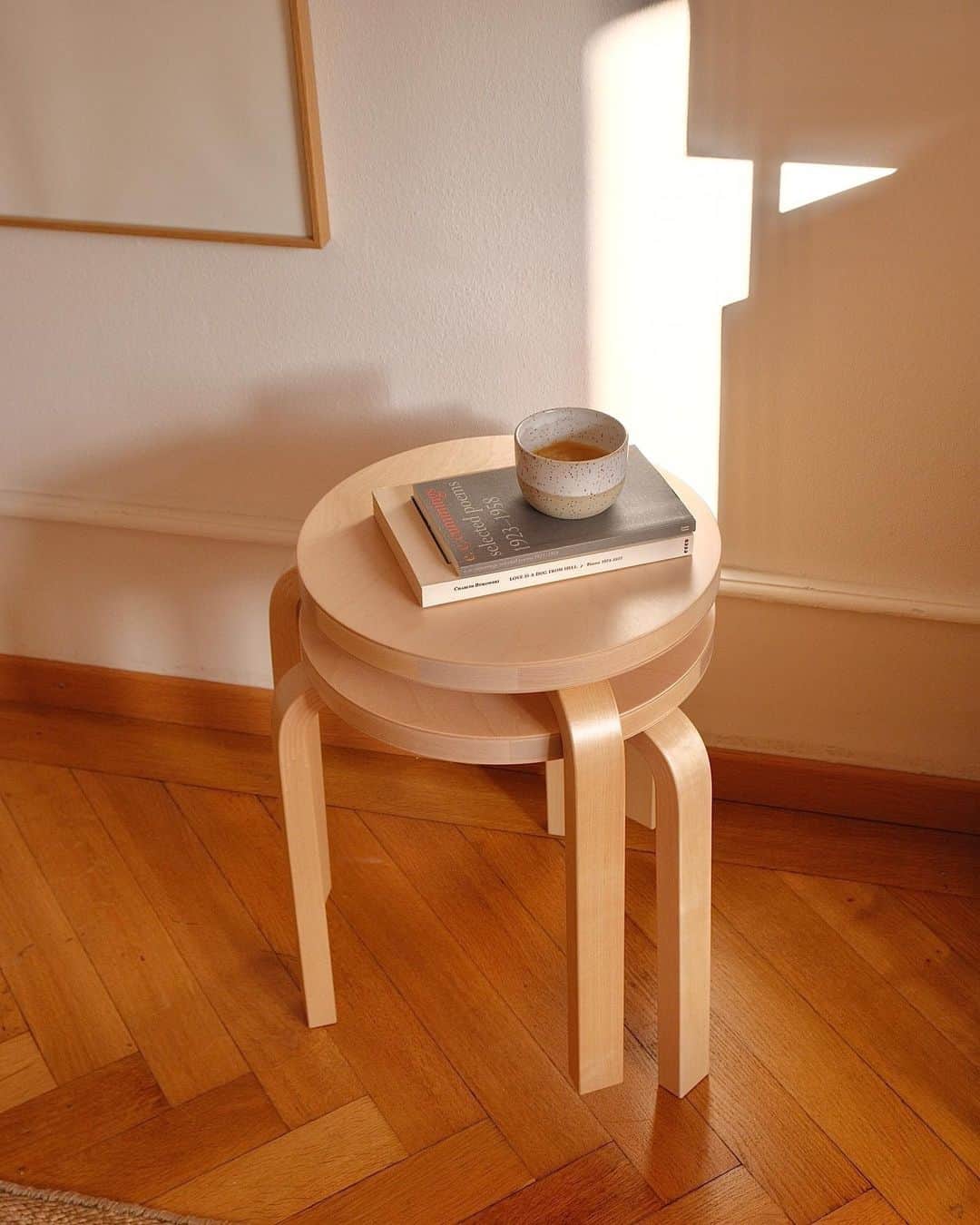 のインスタグラム：「Thank you so much to @si.len.cio for showing Stool 60 in different spaces and uses around the home. It's great to have you celebrating #90yearsofstool60 with us, Camille! ⁠ ⁠ Don´t forget that our "Stool 60: a companion for life" giveaway is still running. We´ll share a little reminder and some of the great submissions received tomorrow. Stay tuned. ⁠ ⁠ @artekglobal ⁠ @designbestseller」