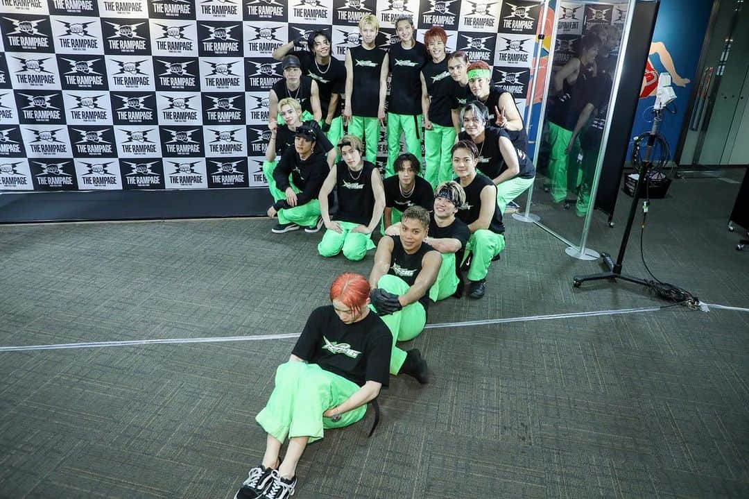 岩谷翔吾のインスタグラム：「THE RAMPAGE結成9周年🎉  応援してくださる皆様のおかげです。  メンバーと力を合わせて たくさんの夢を叶え 日本、世界に明るい希望を届けるグループになります👍  #THERAMPAGE #RAVERS」